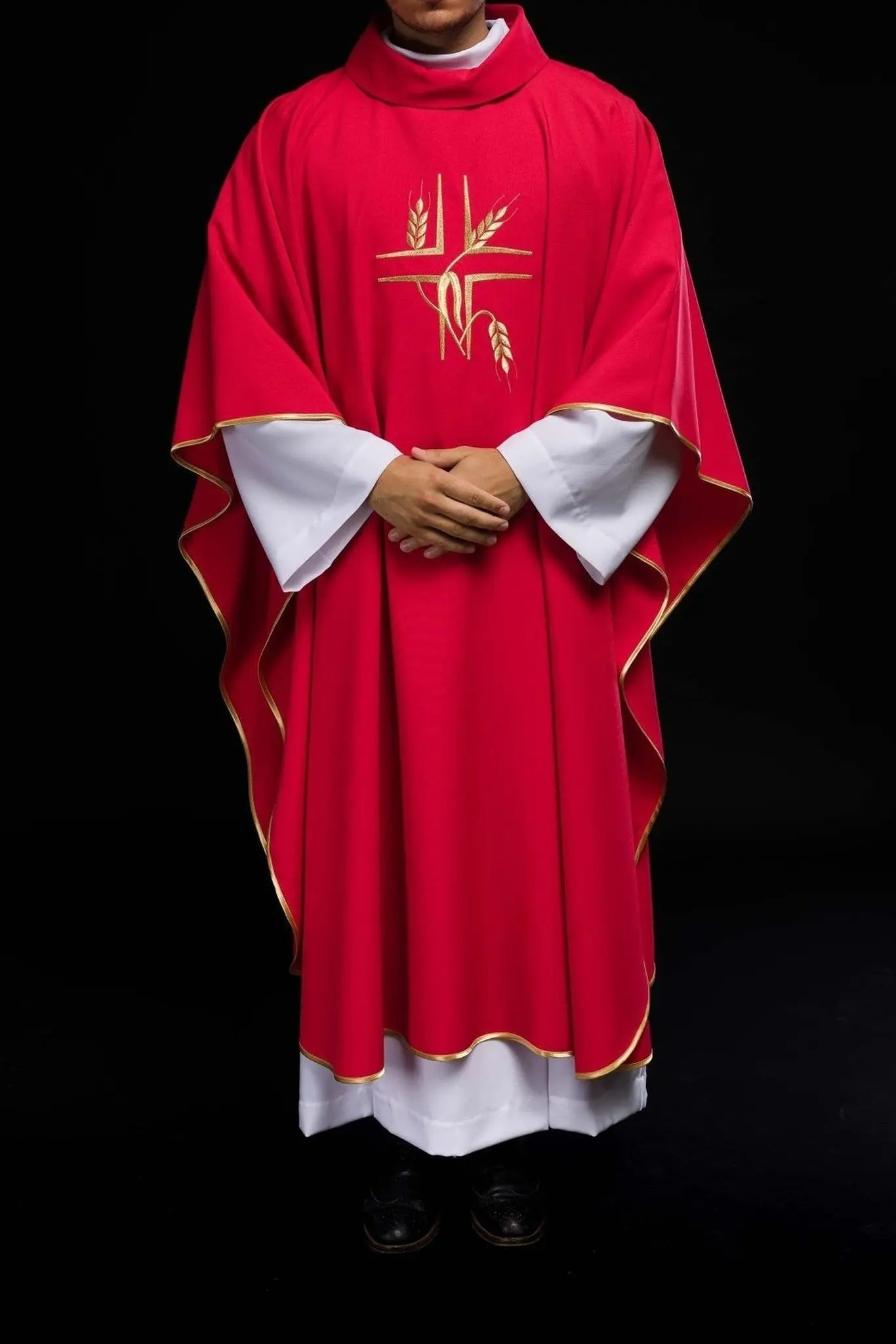 Casulla roja con bordado de la Cruz y Espigas
