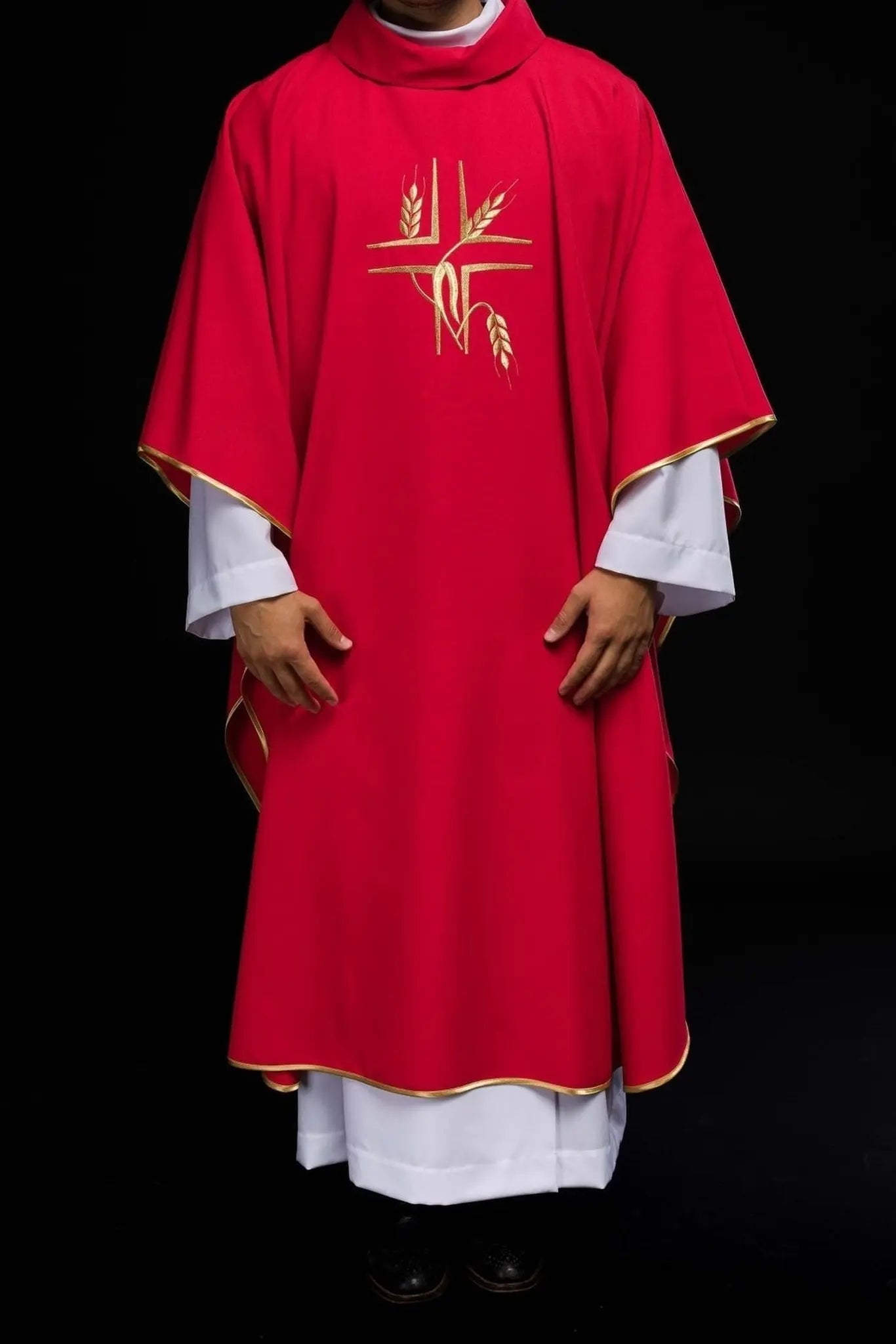 Casulla roja con bordado de la Cruz y Espigas