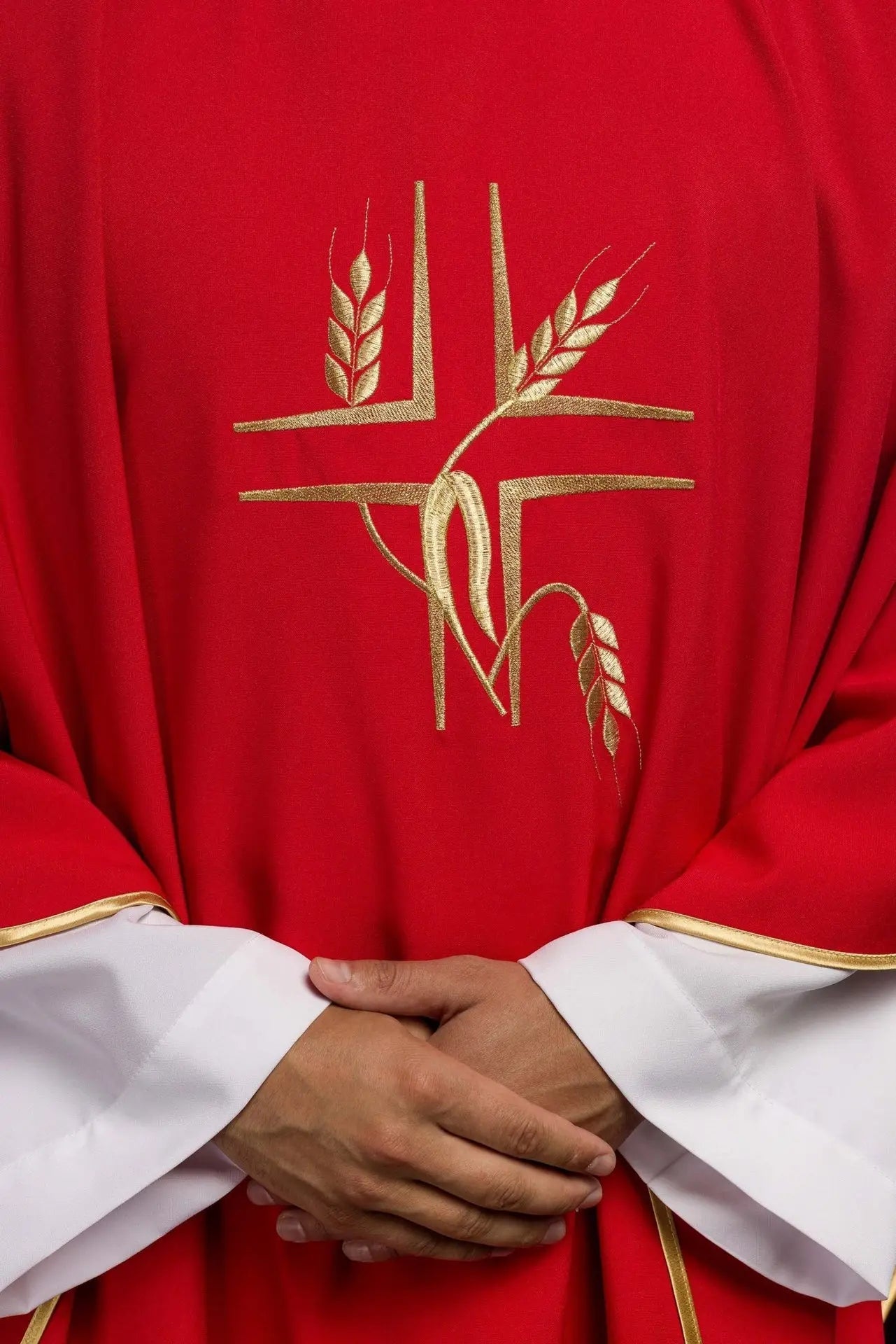 Casulla roja con bordado de la Cruz y Espigas