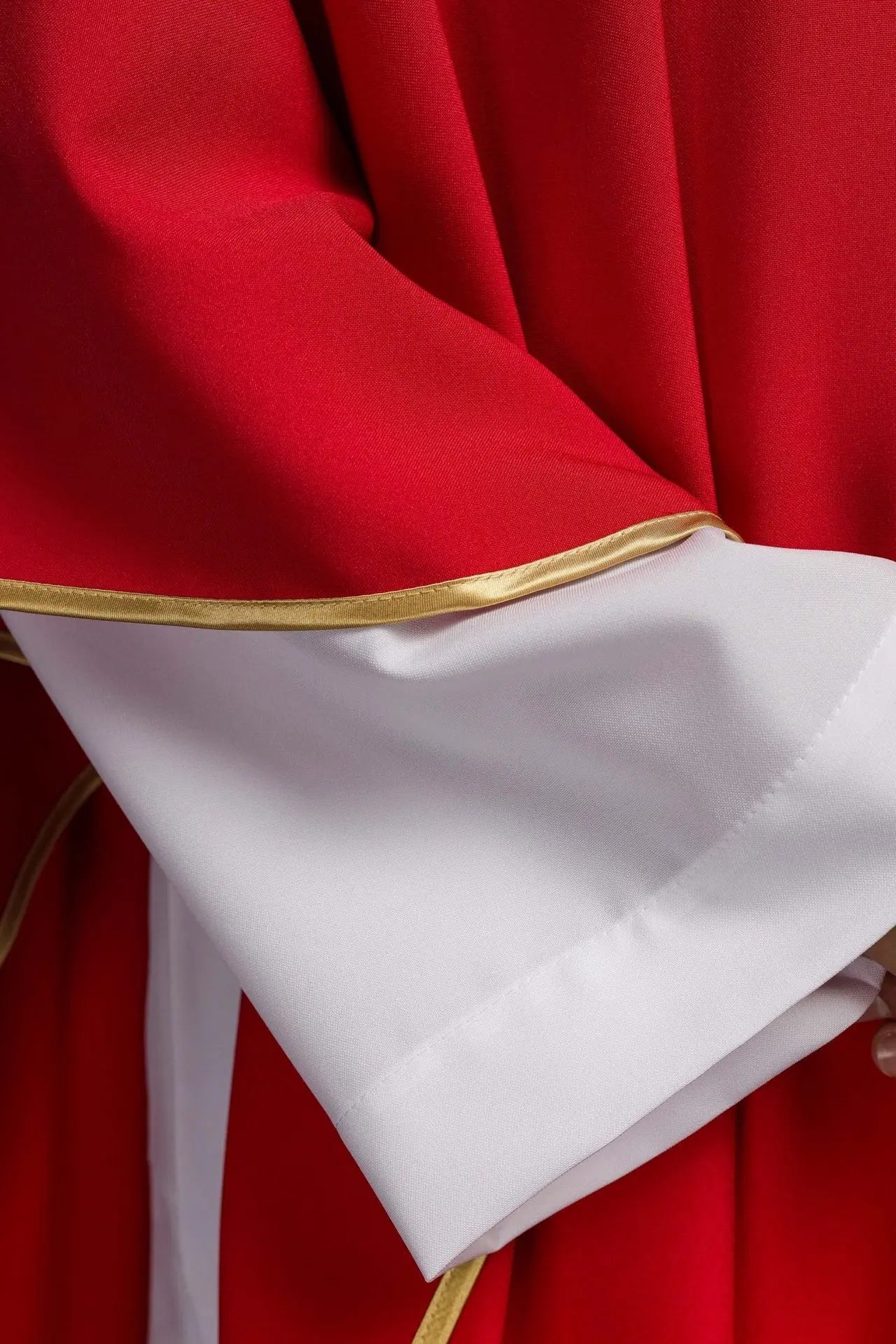 Casulla roja con bordado de la Cruz y Espigas