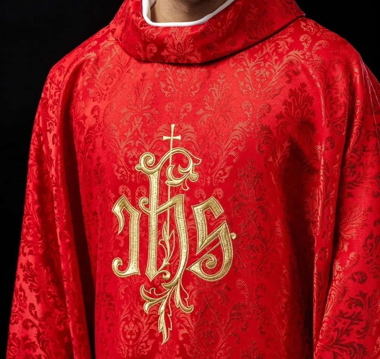 Casulla roja con motivo IHS bordado en tela decorativa