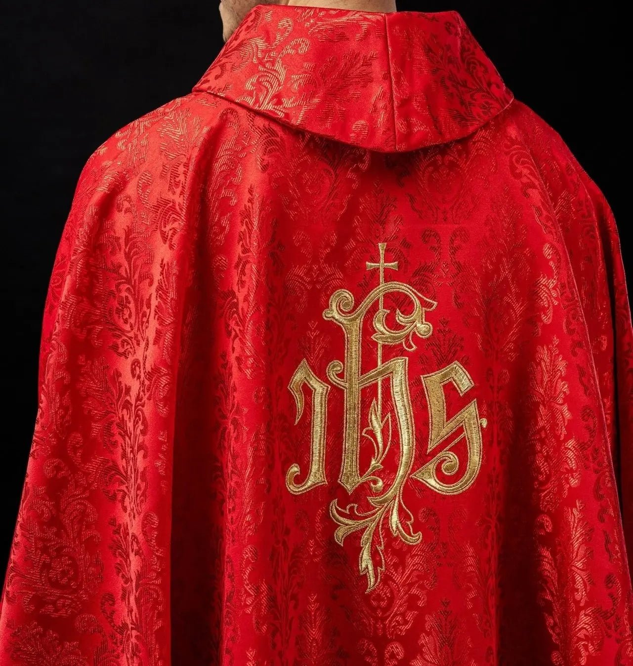 Casulla roja con motivo IHS bordado en tela decorativa