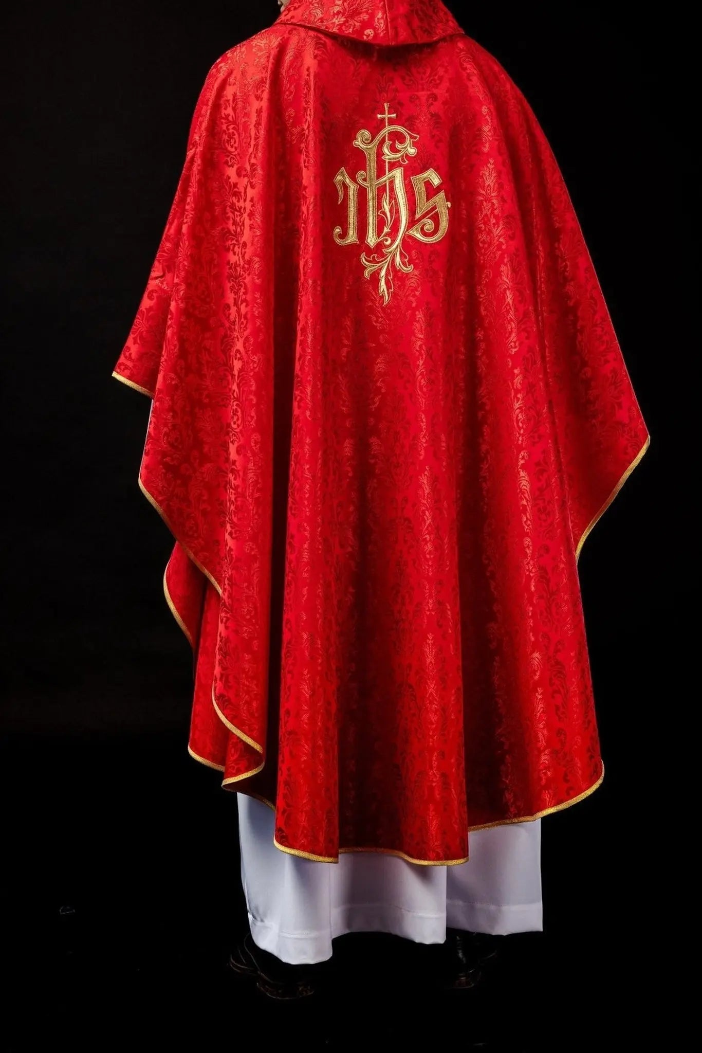 Casulla roja con motivo IHS bordado en tela decorativa