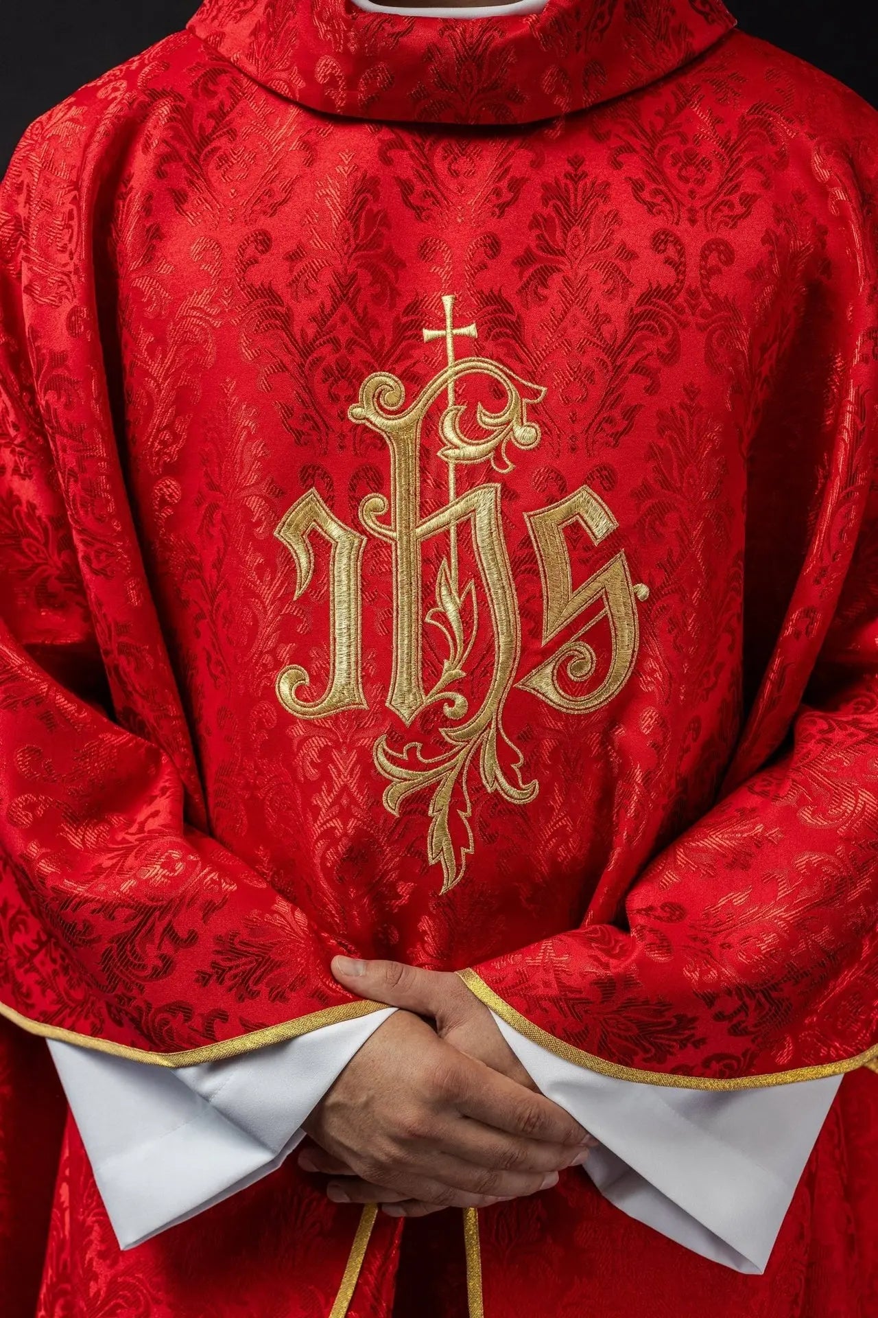 Casulla roja con motivo IHS bordado en tela decorativa
