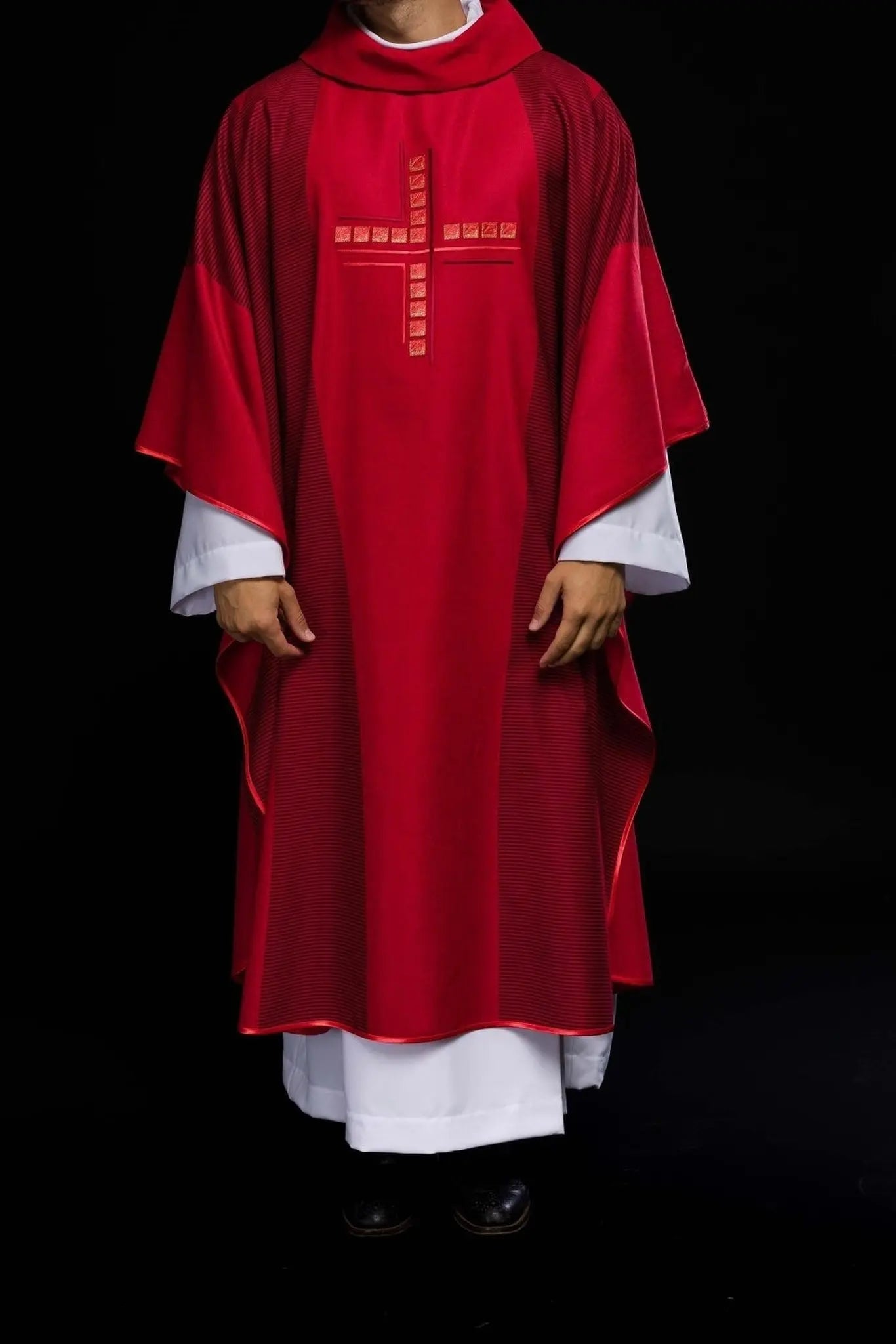 Casulla roja con cruz