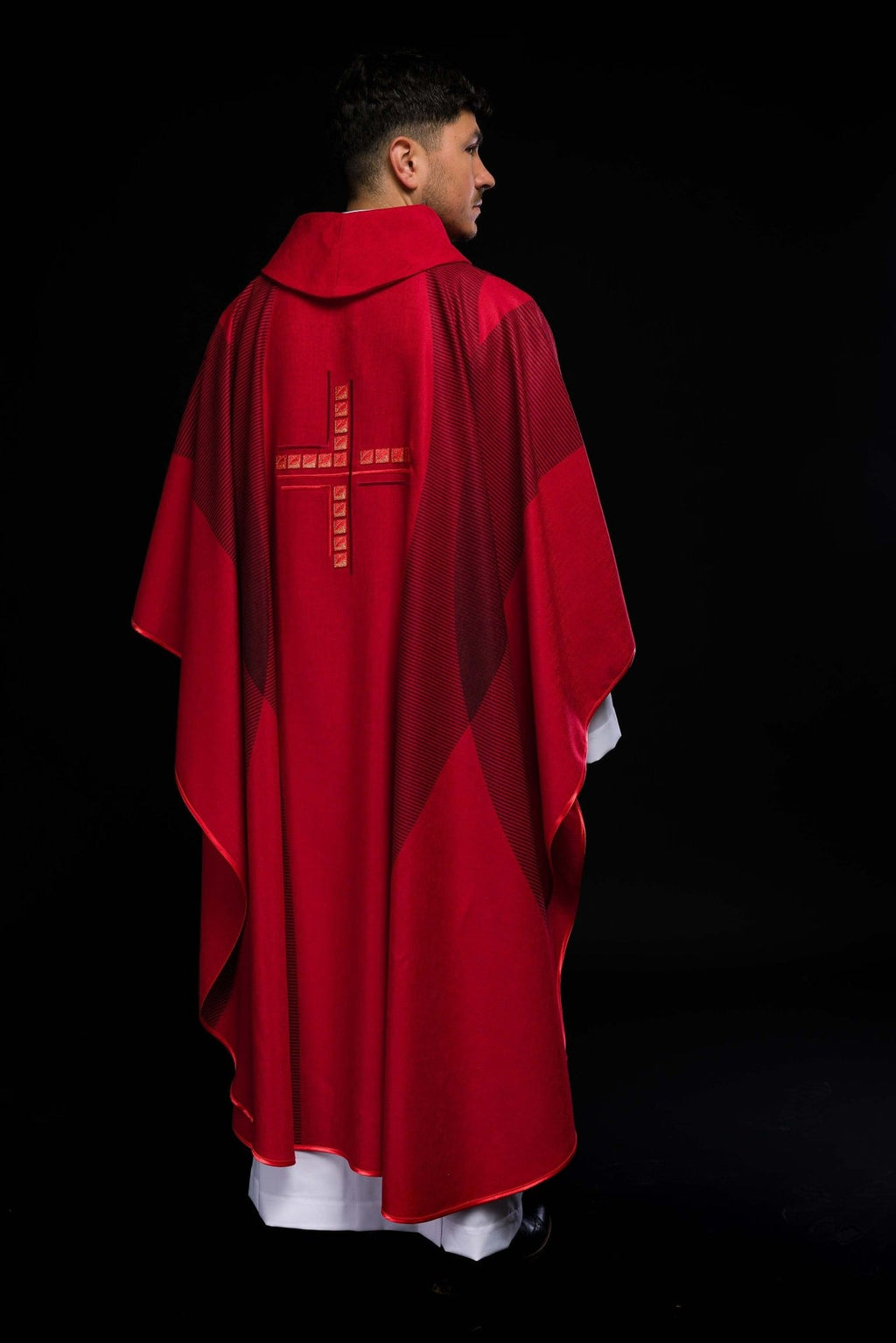 Czerwony ornat z krzyżem