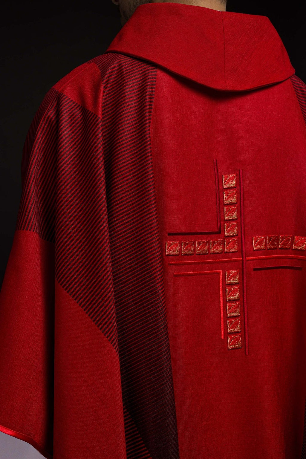 Czerwony ornat z krzyżem