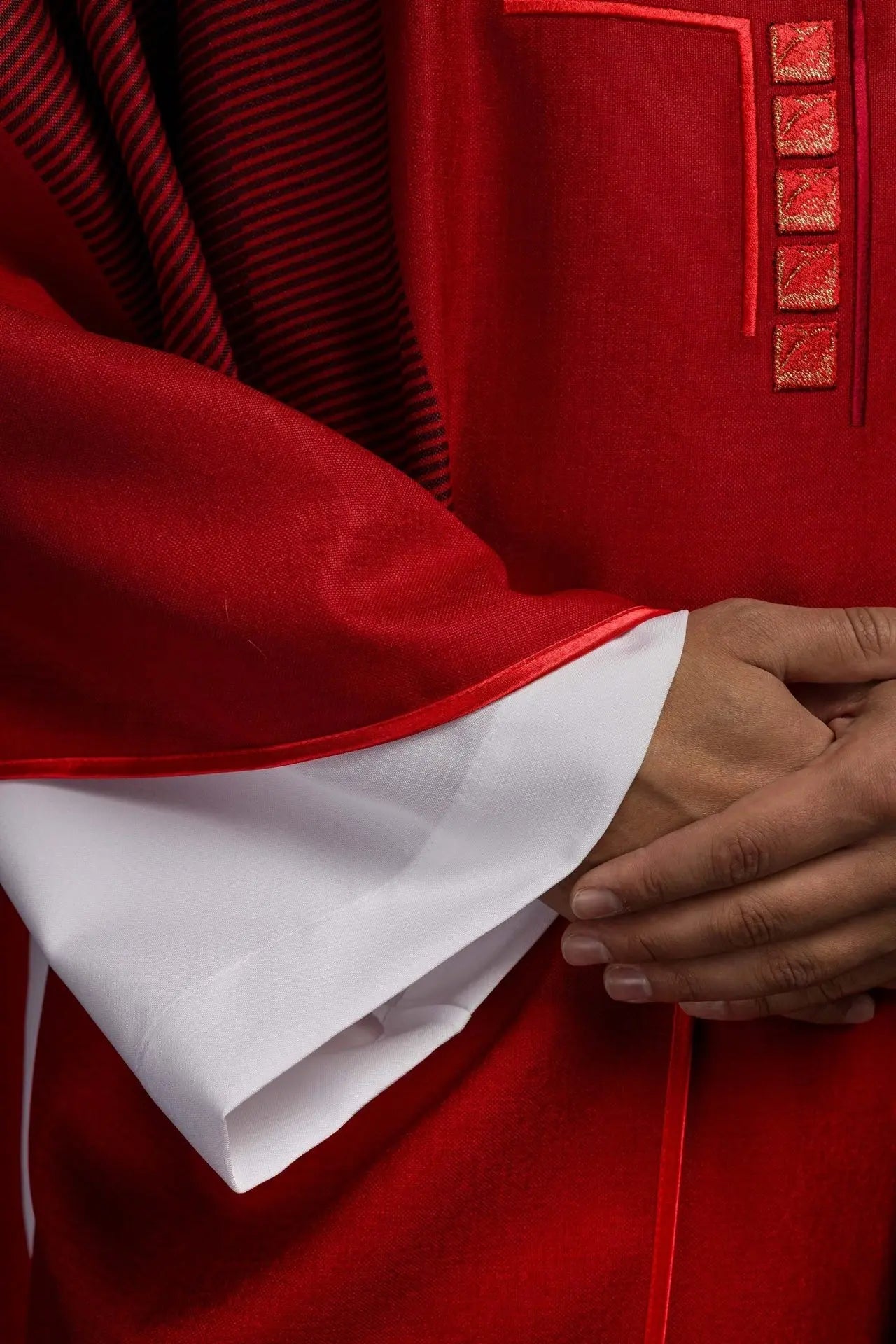 Casulla roja con cruz