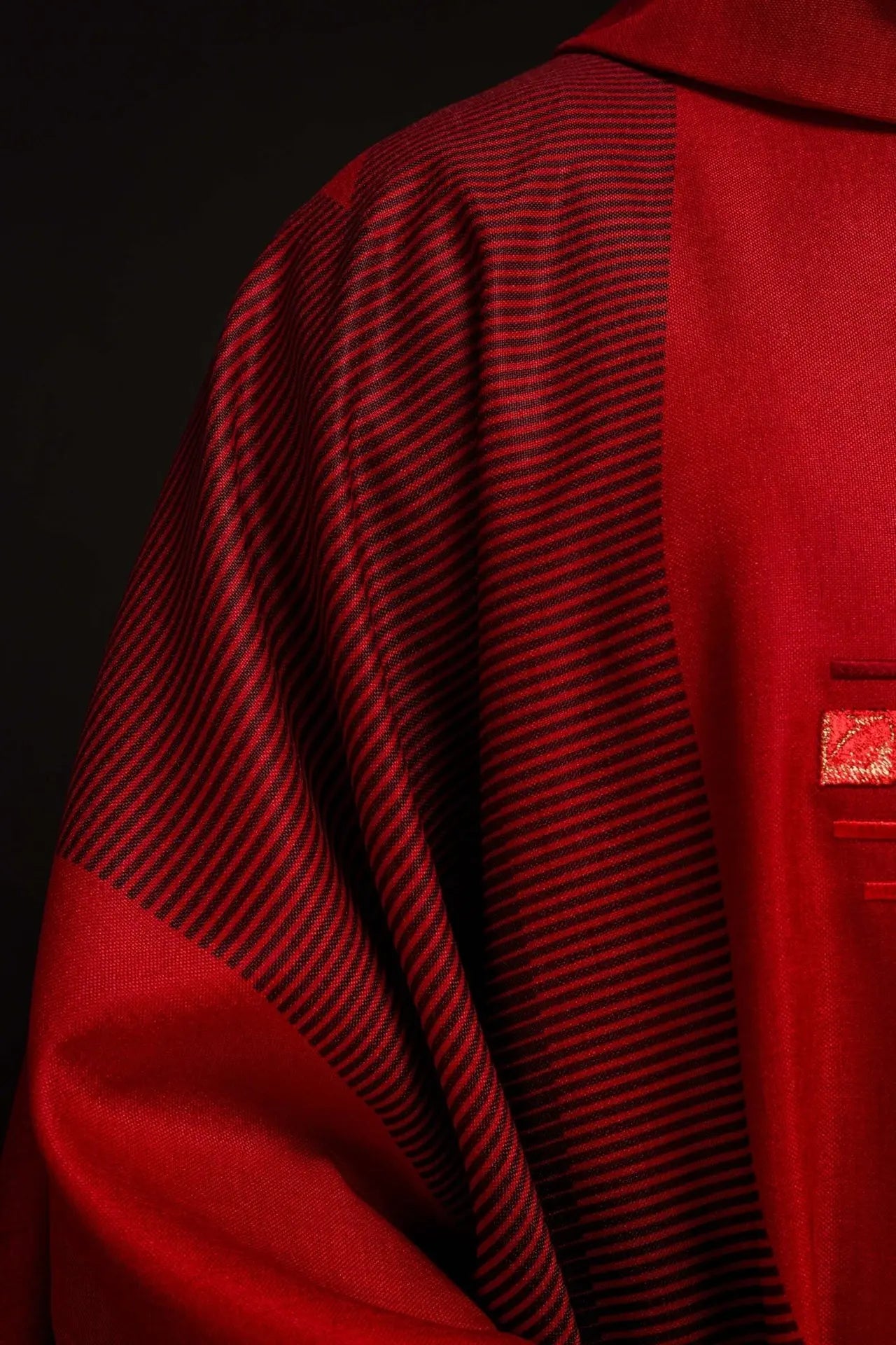 Casulla roja con cruz