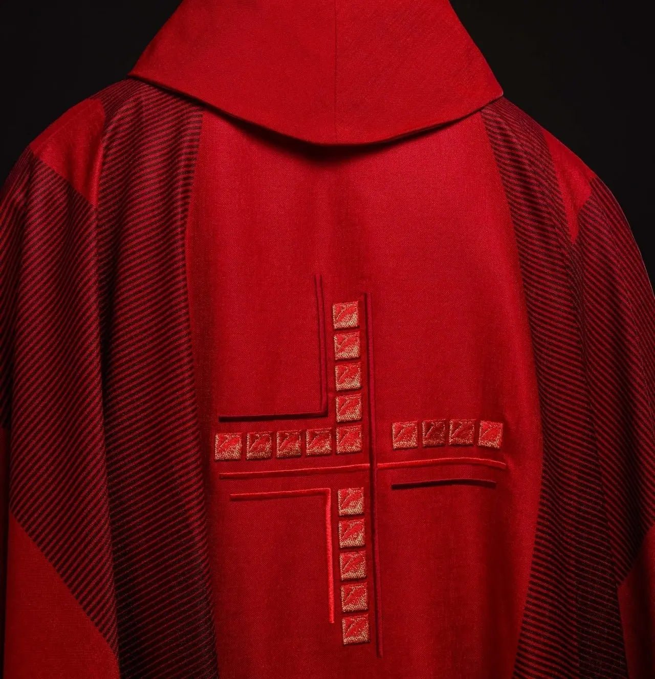 Casulla roja con cruz
