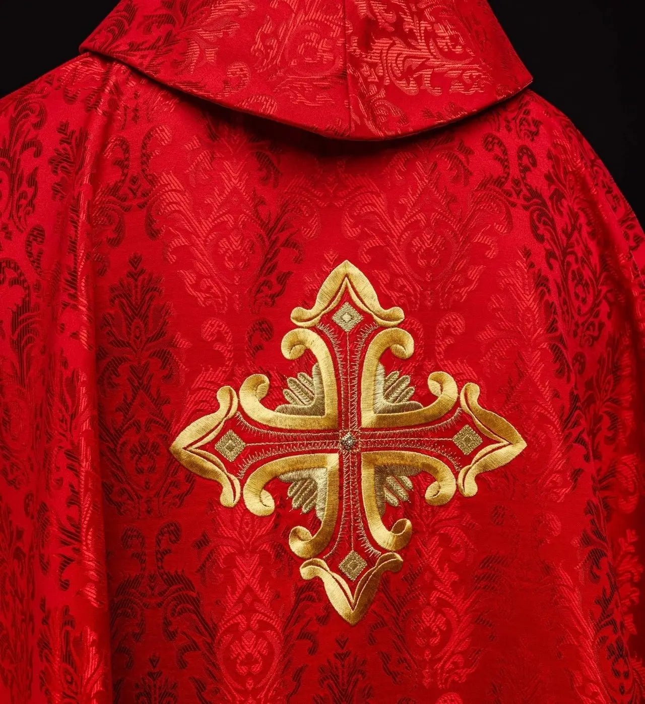 Casulla roja con cruz, hecha de tela estampada