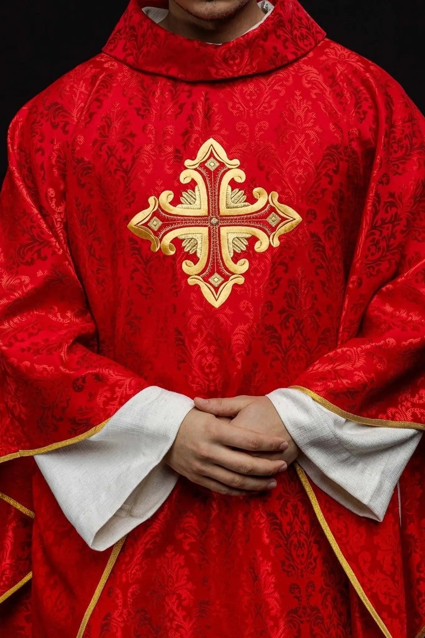 Casulla roja con cruz, hecha de tela estampada