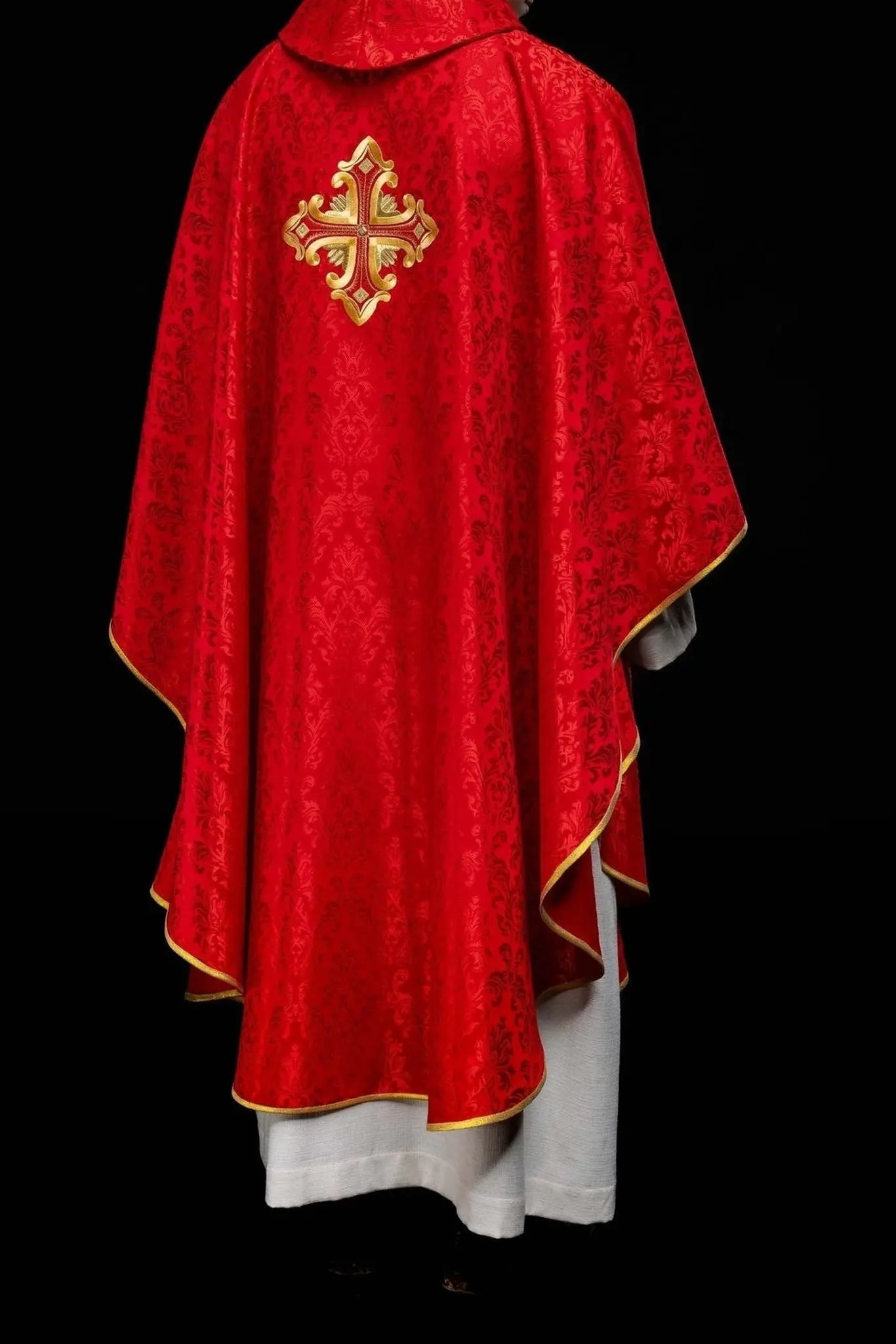 Casulla roja con cruz, hecha de tela estampada