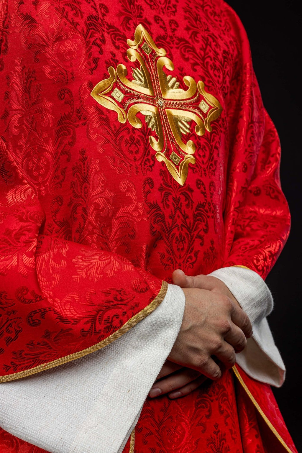 Czerwony ornat z krzyżem uszyty z wzorzystej tkaniny