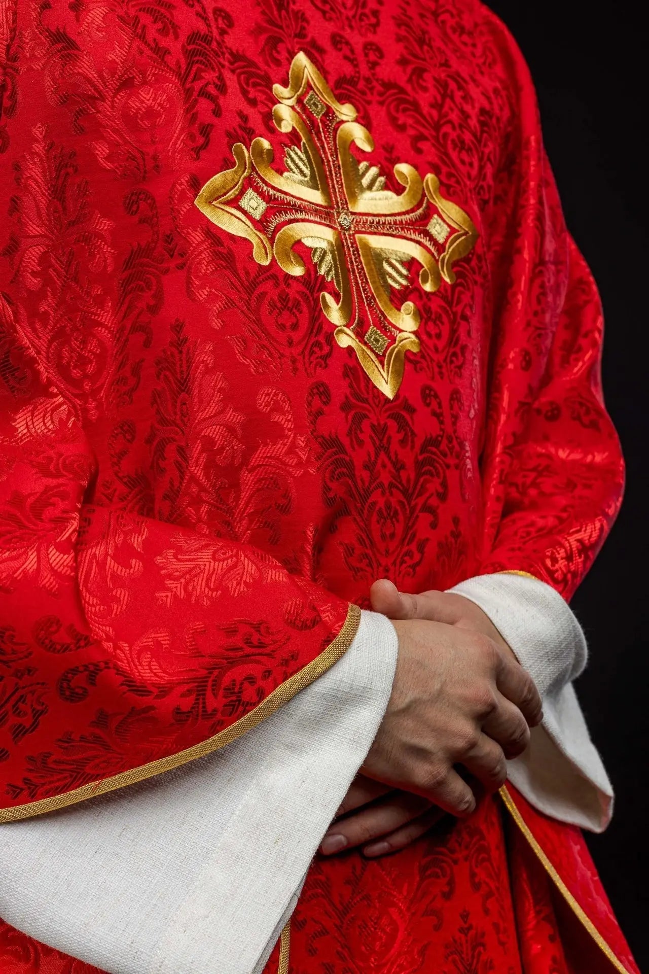 Casulla roja con cruz, hecha de tela estampada