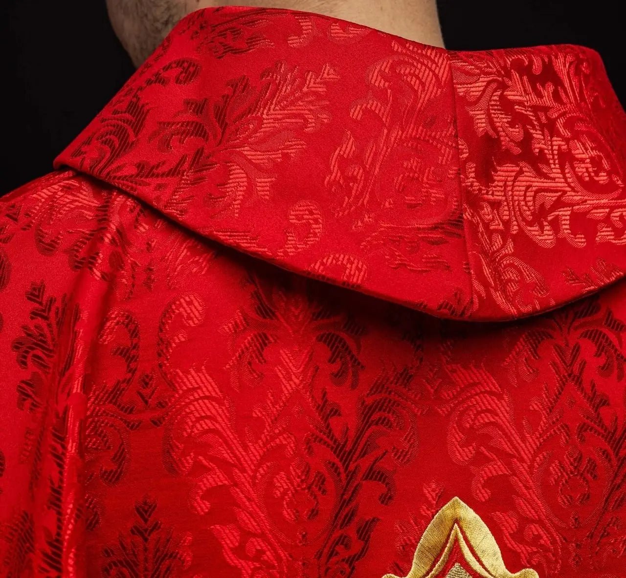 Casulla roja con cruz, hecha de tela estampada