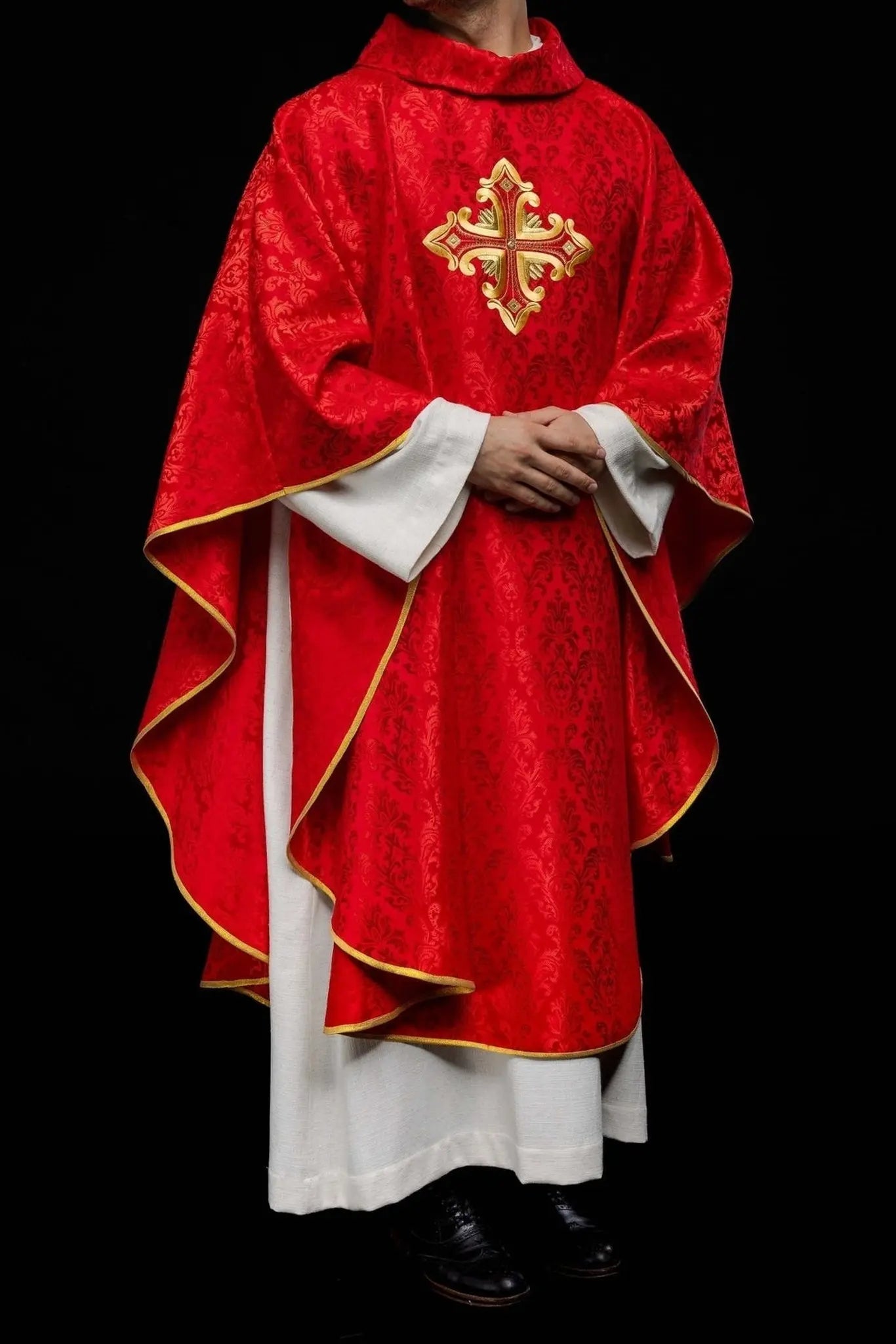 Casulla roja con cruz, hecha de tela estampada