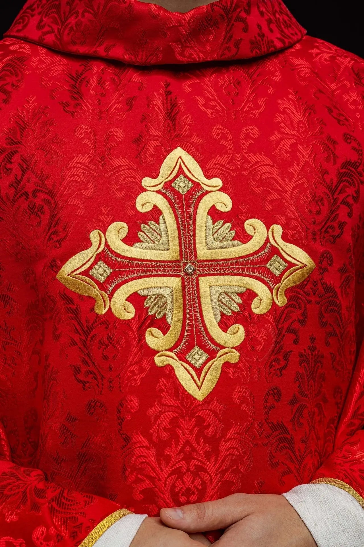 Casulla roja con cruz, hecha de tela estampada