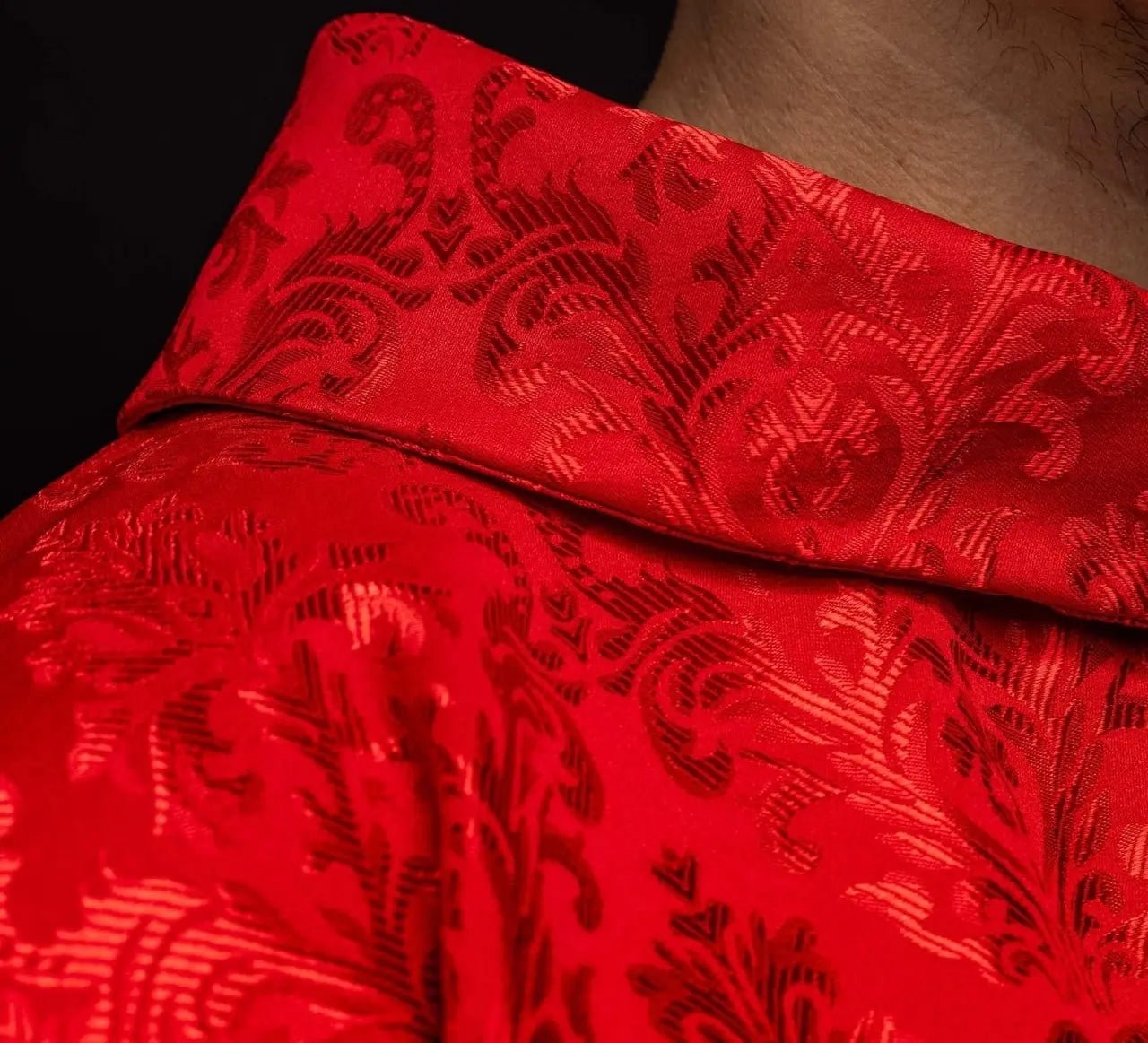Casulla roja con cruz, hecha de tela estampada
