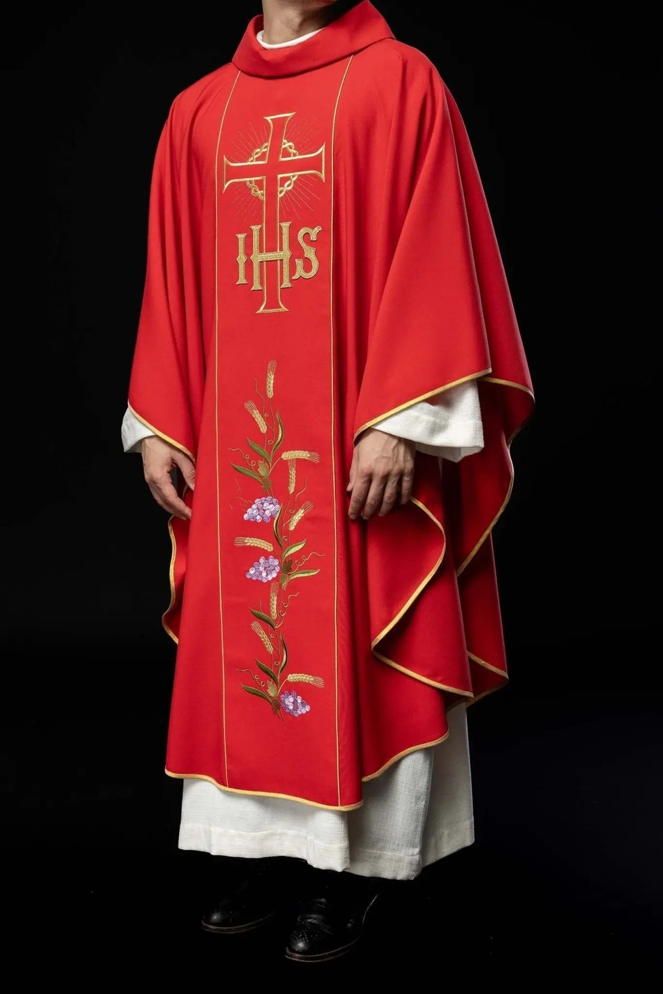 Casulla roja con cinturón dorado decorado con IHS y espigas