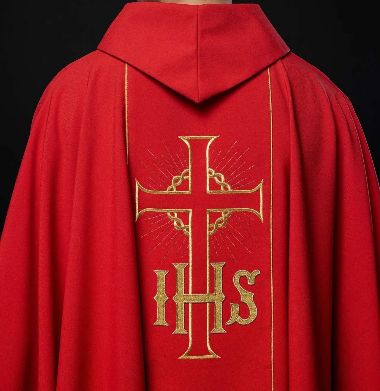 Casulla roja con cinturón dorado decorado con IHS y espigas