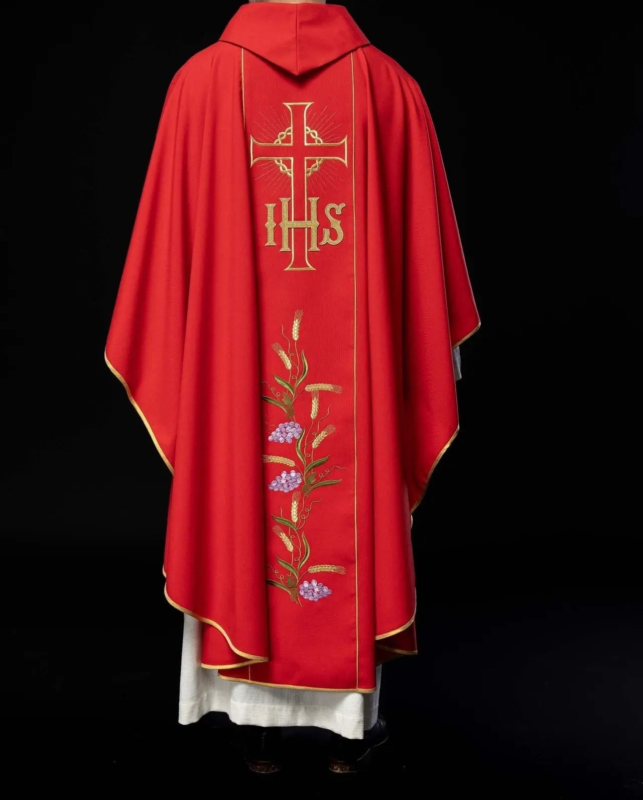 Casulla roja con cinturón dorado decorado con IHS y espigas