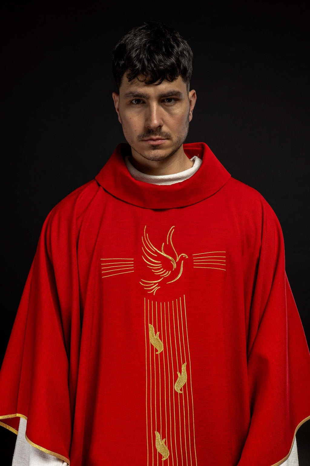 Czerwony ornat z złotą lamówką i haftem Ducha Świętego