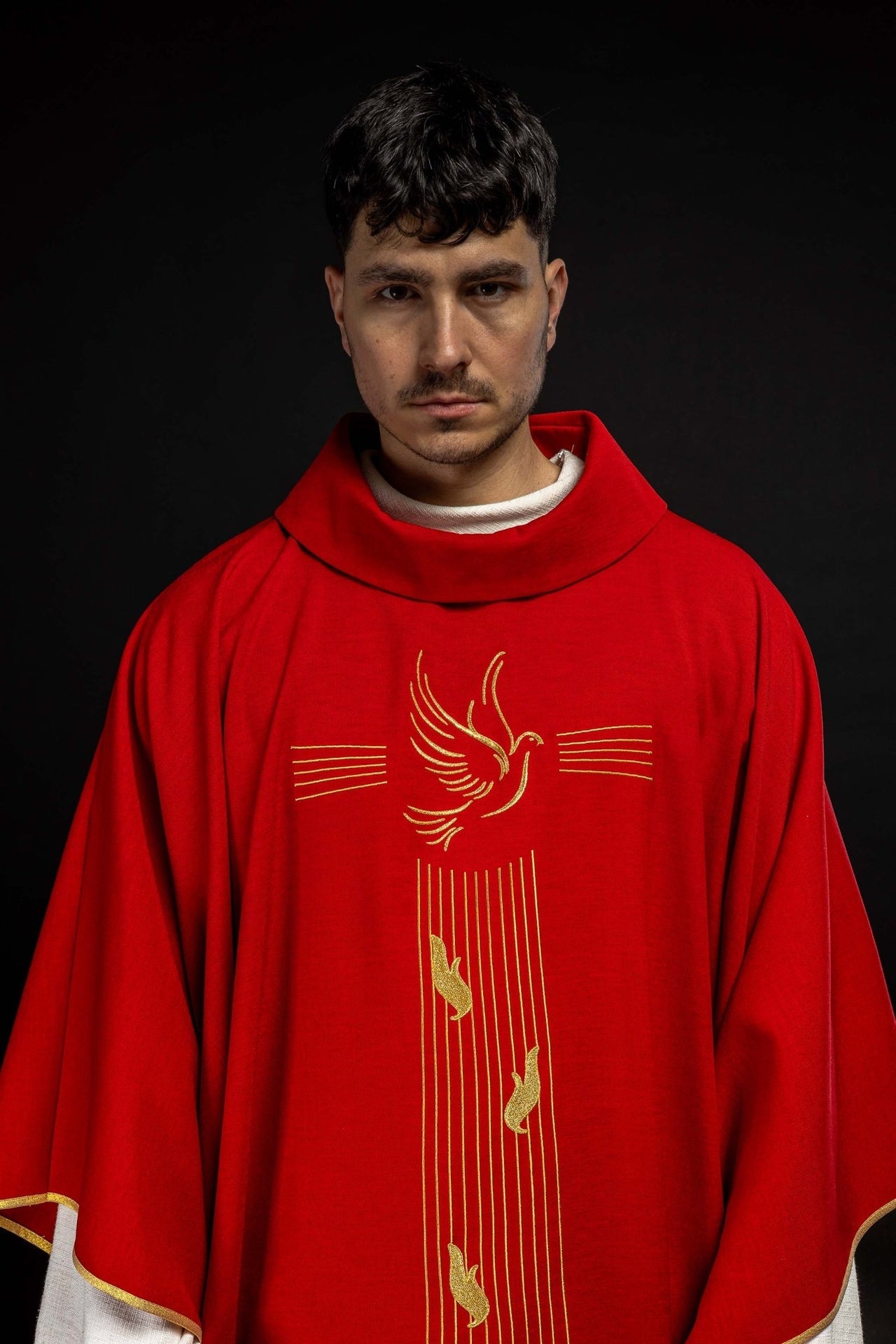 Czerwony ornat z złotą lamówką i haftem Ducha Świętego