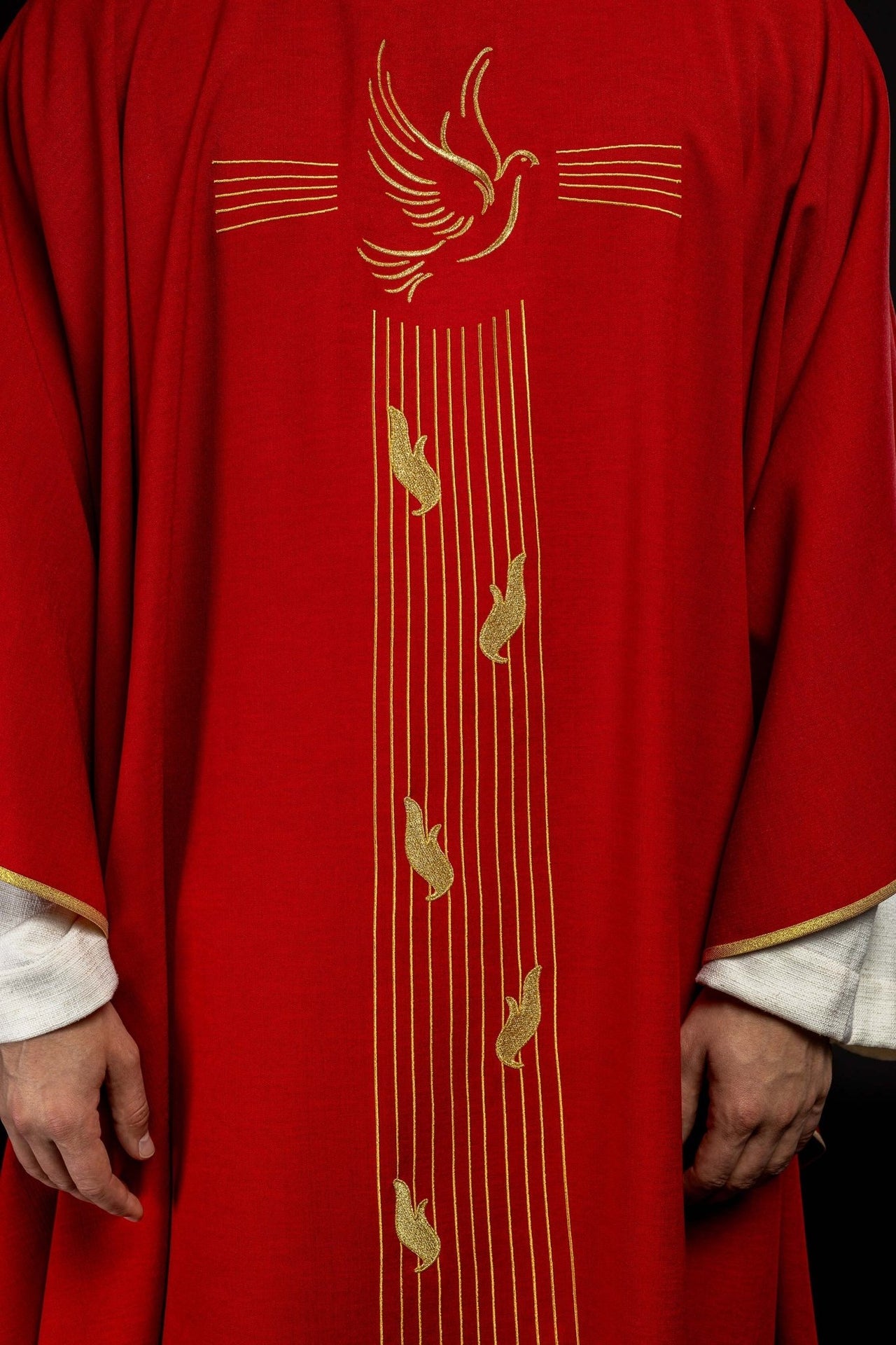 Czerwony ornat z złotą lamówką i haftem Ducha Świętego