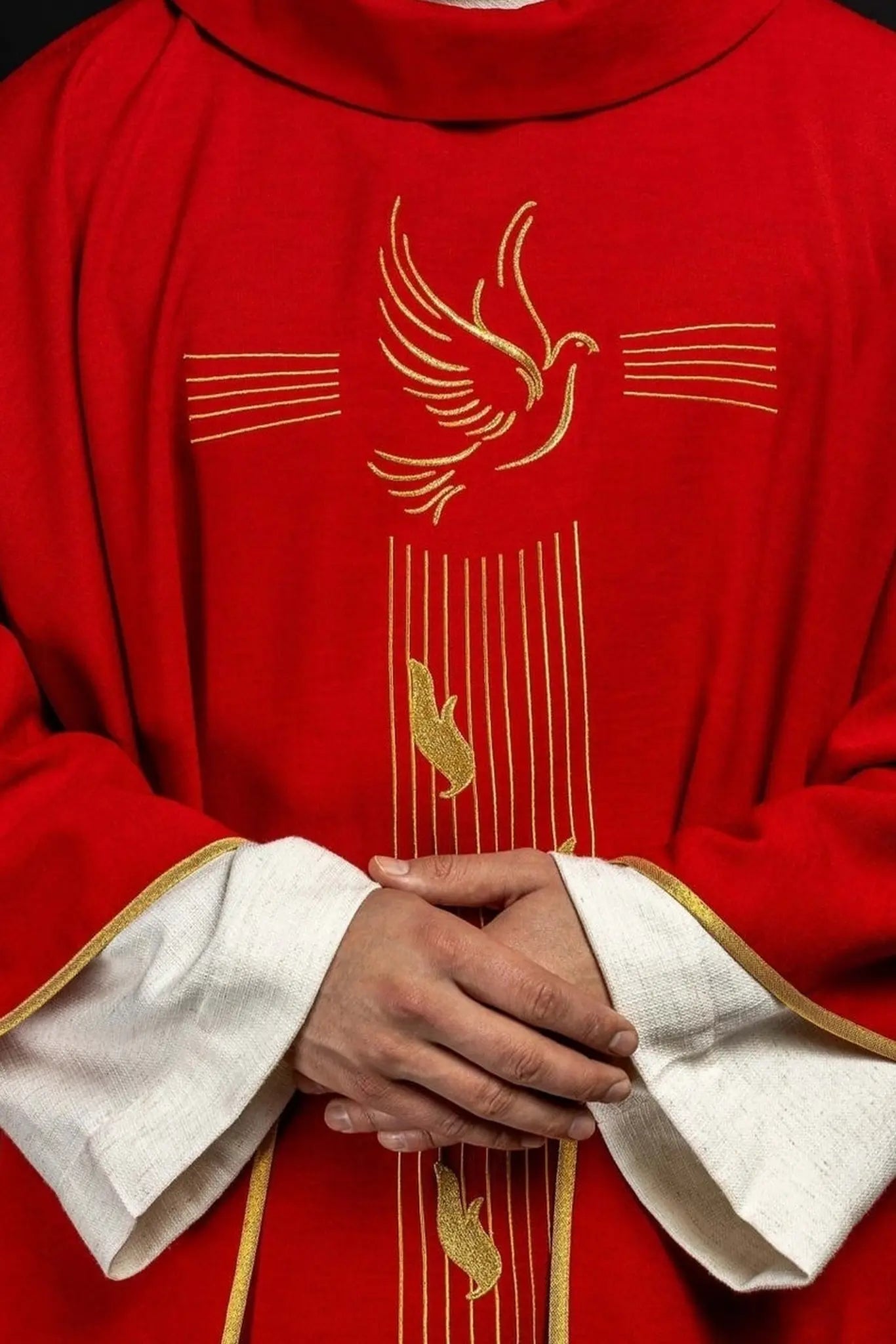 Casulla roja con ribete dorado y bordado del Espíritu Santo