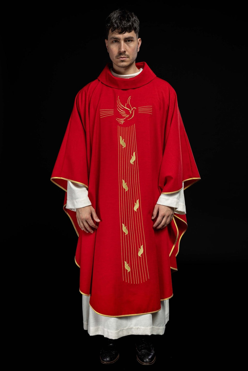 Czerwony ornat z złotą lamówką i haftem Ducha Świętego