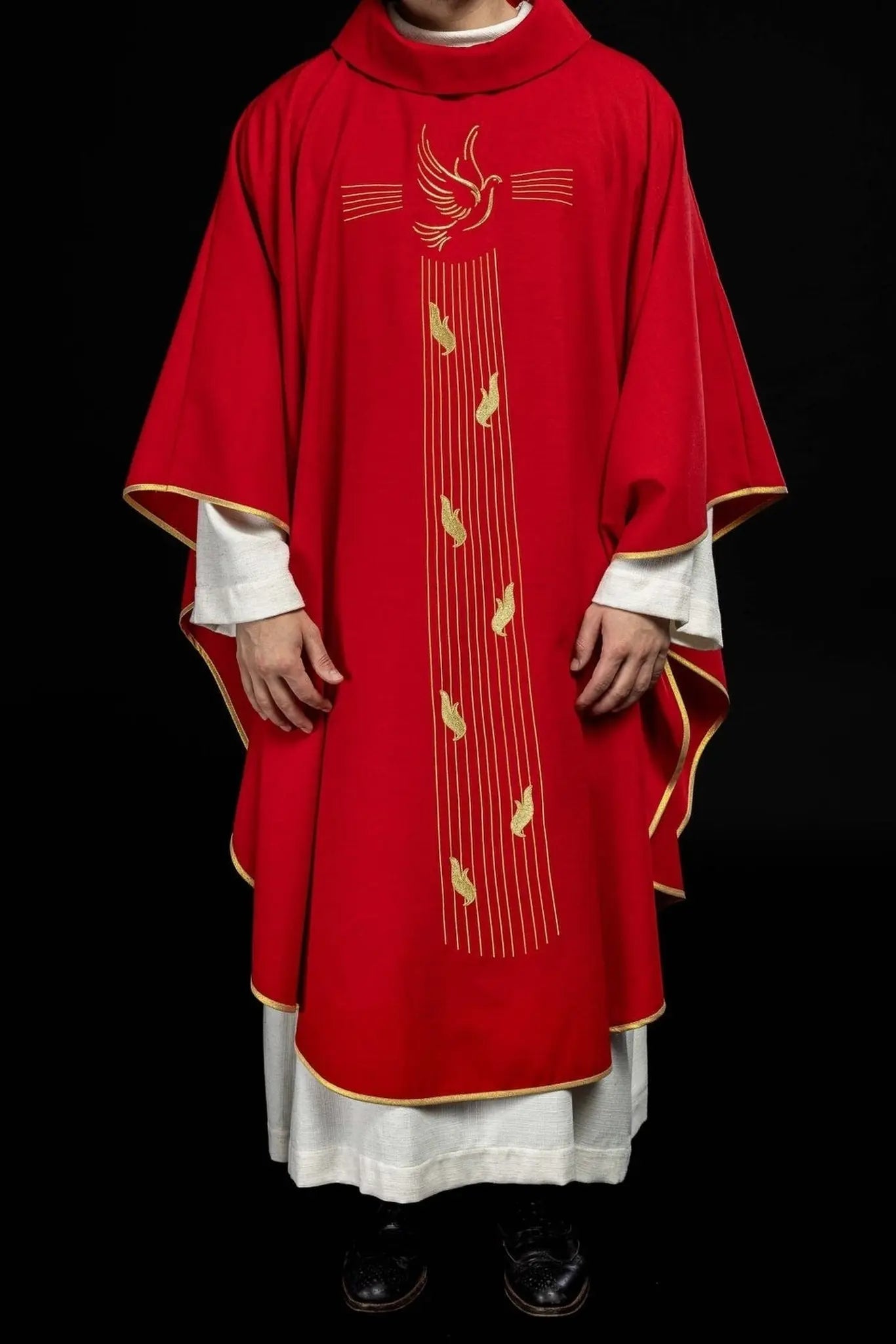 Casulla roja con ribete dorado y bordado del Espíritu Santo