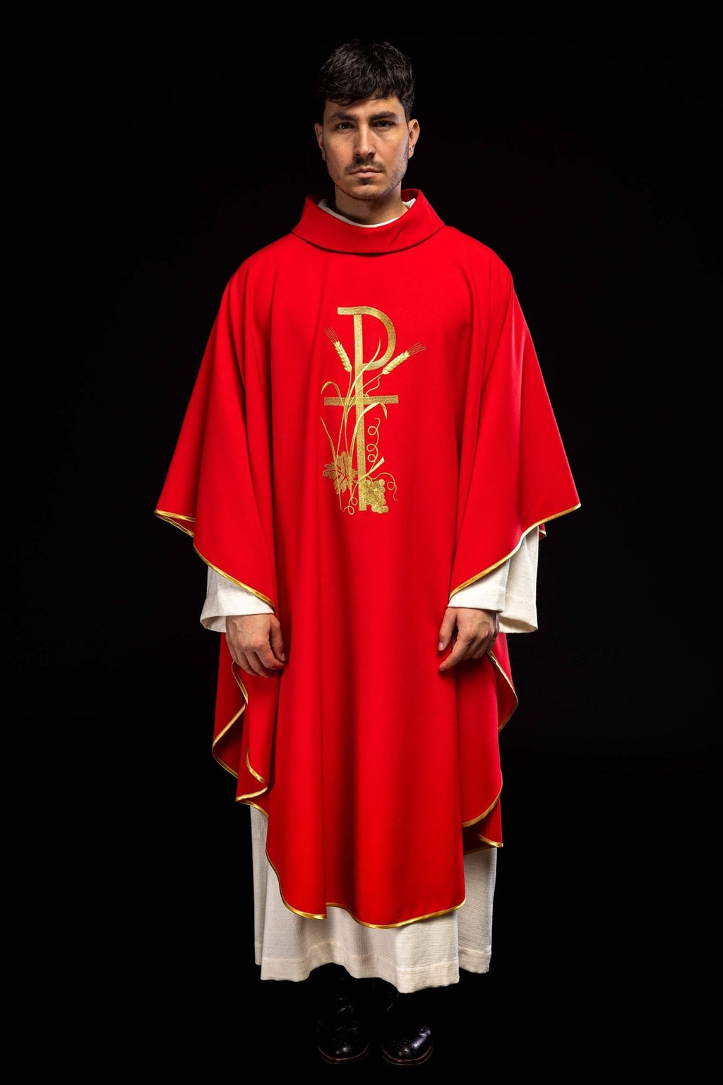 Czerwony ornat z złotym haftem krzyża