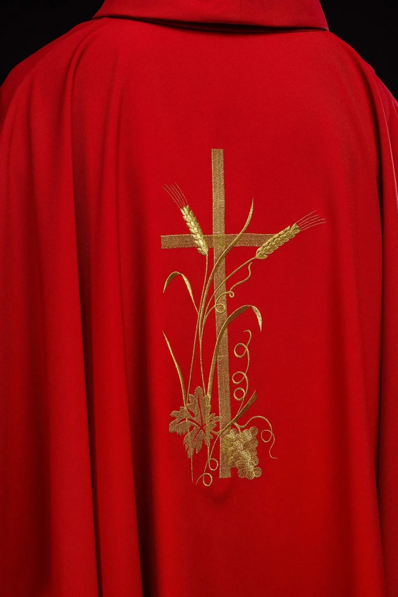 Casulla roja con bordado de cruz dorada
