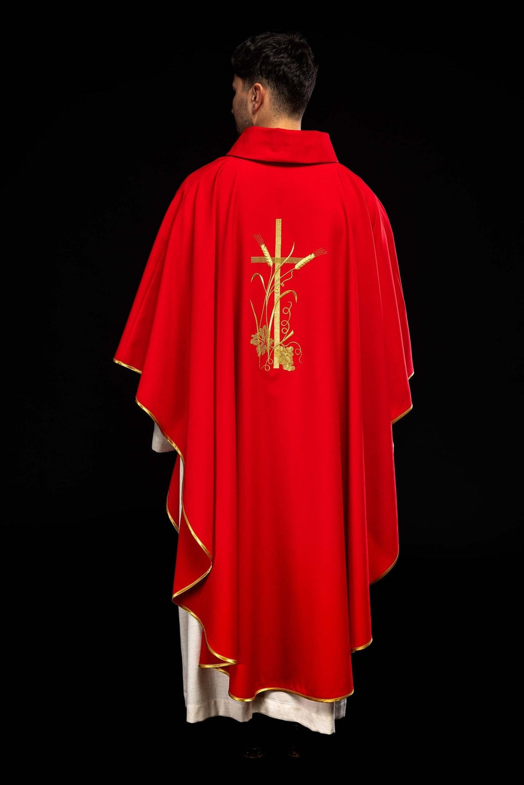 Czerwony ornat z złotym haftem krzyża