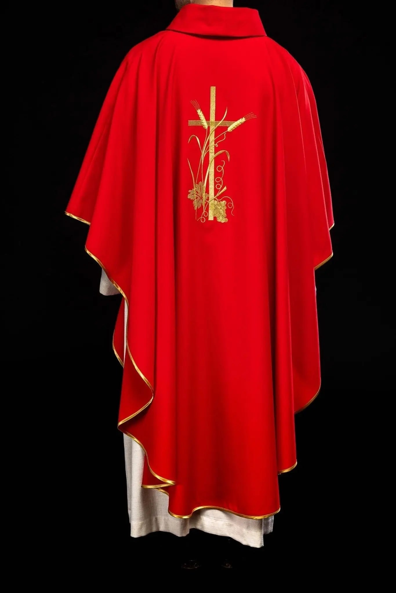 Casulla roja con bordado de cruz dorada