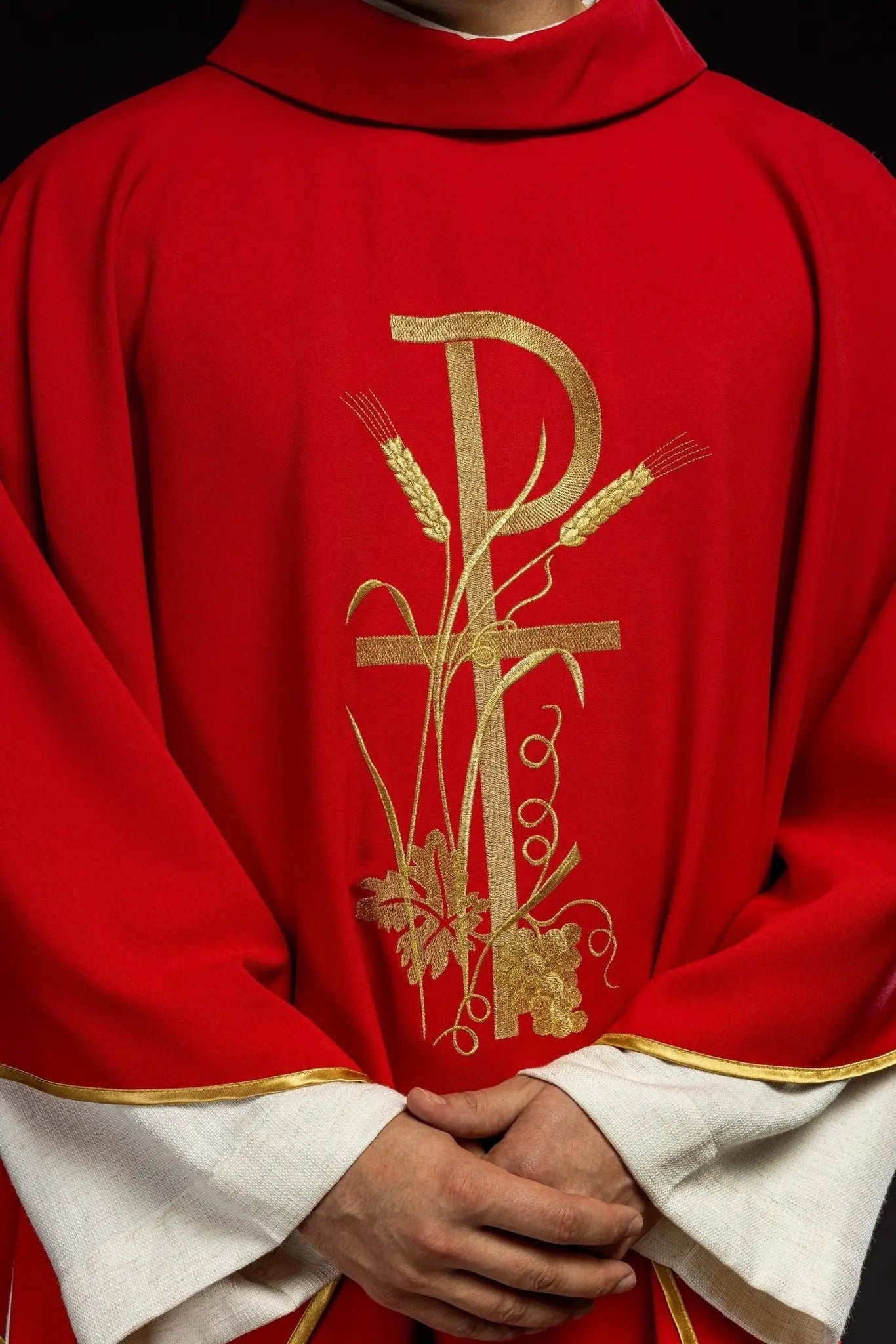 Casulla roja con bordado de cruz dorada