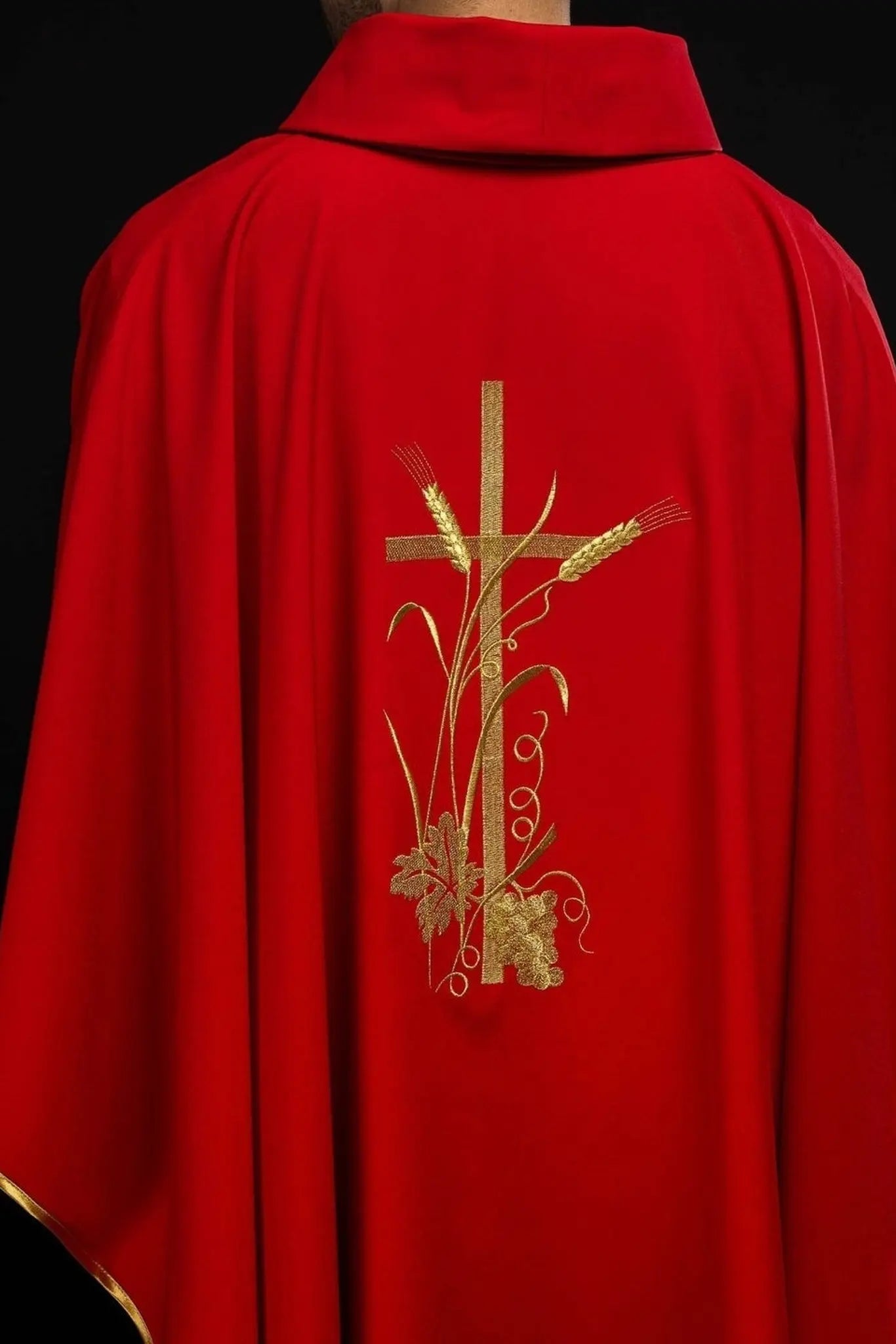 Casulla roja con bordado de cruz dorada