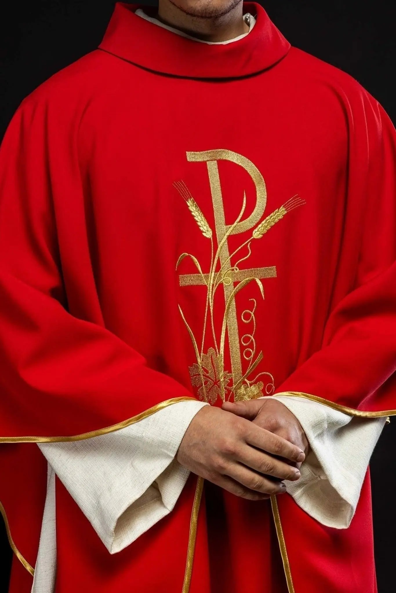 Casulla roja con bordado de cruz dorada