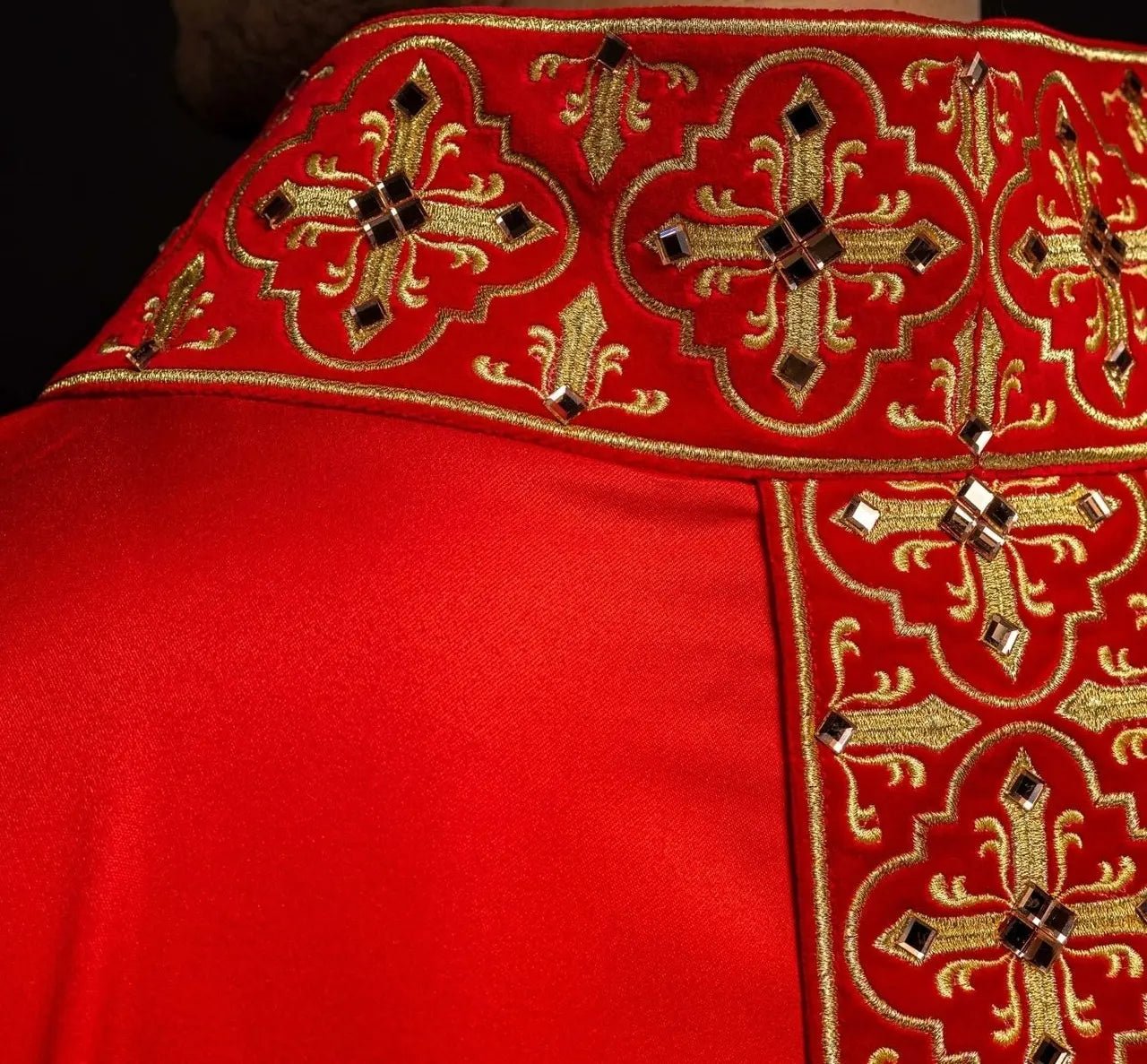 Casulla roja decorada con 500 piedras con banda estrecha