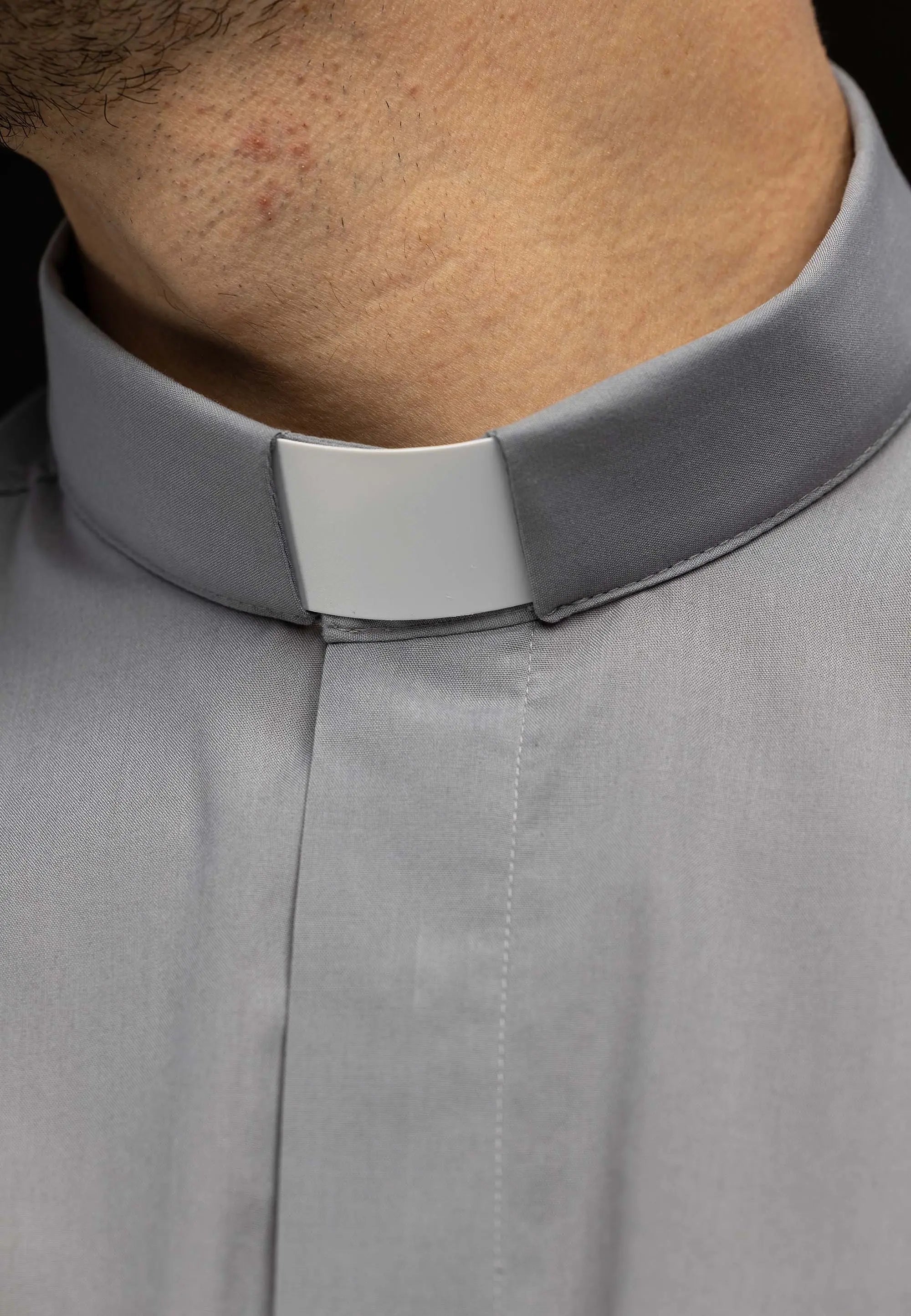 Camisa clerical gris claro de manga corta con solapa de cuello