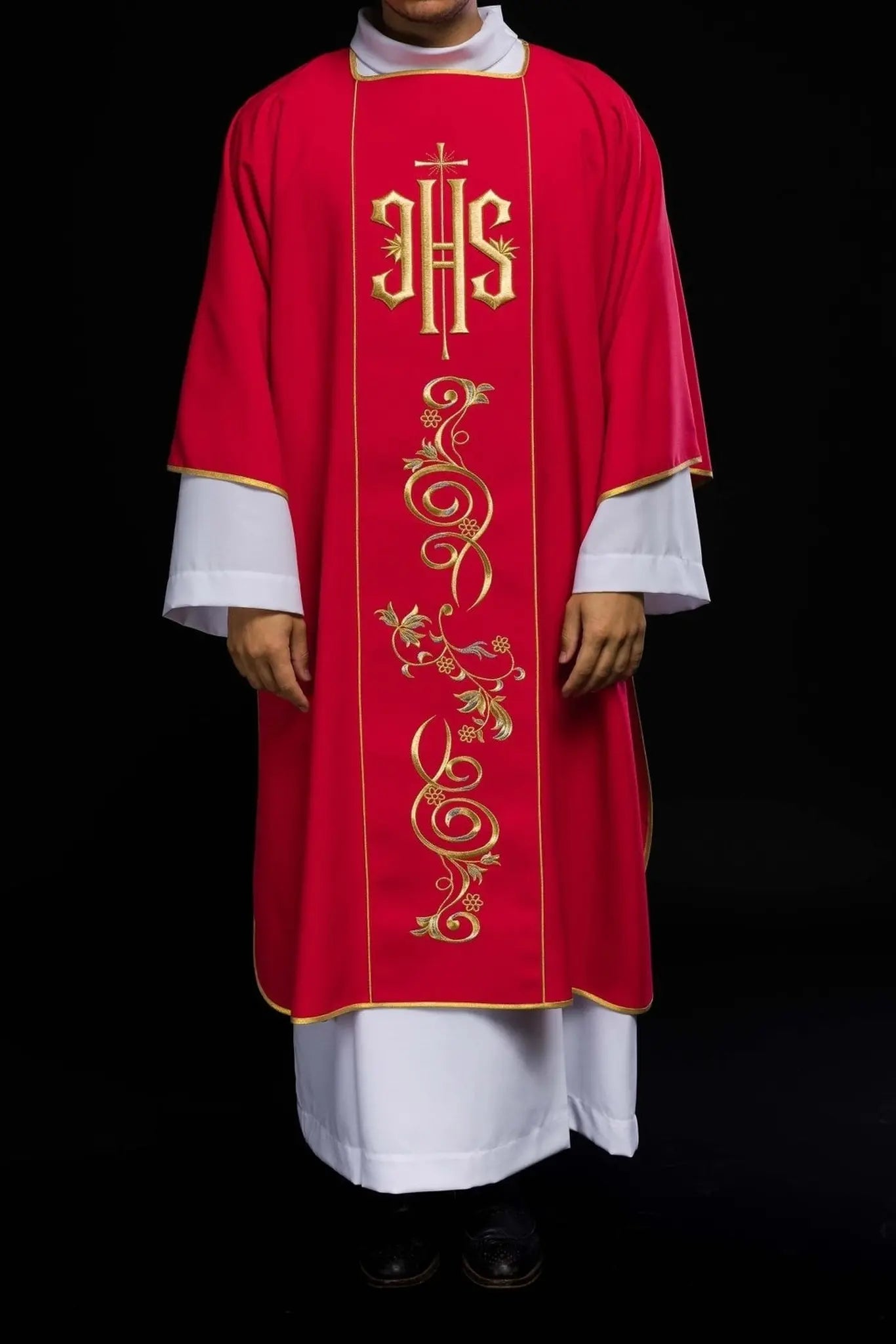 Dalmatica roja con banda bordada IHS