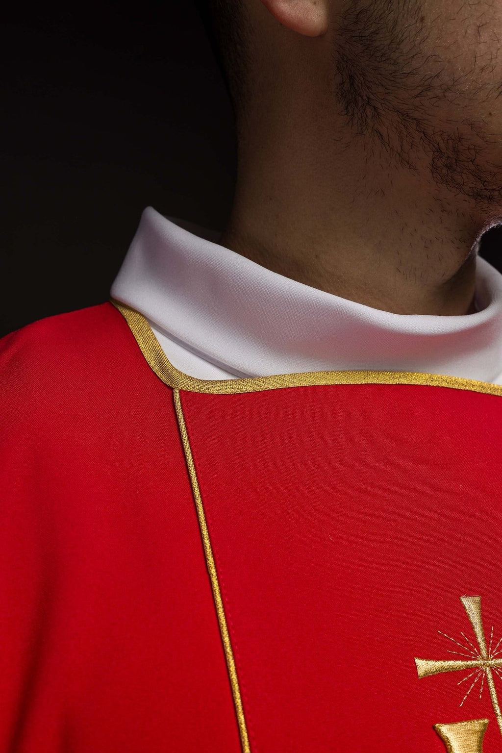 Dalmatyka czerwona z haftowanym pasem IHS