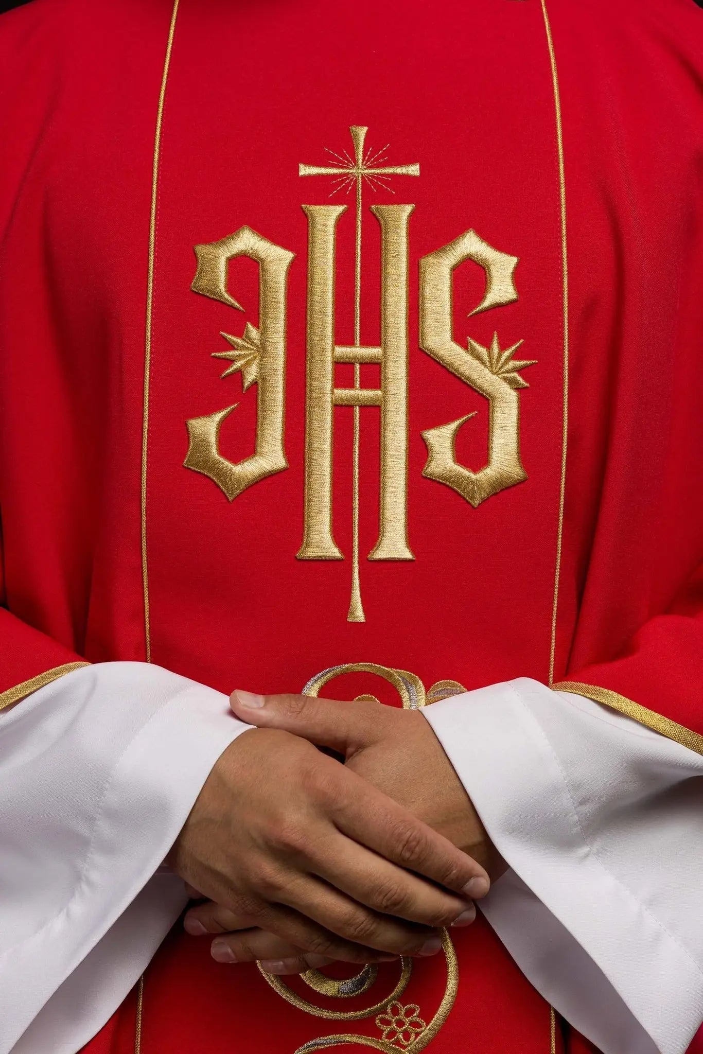 Dalmatica roja con banda bordada IHS