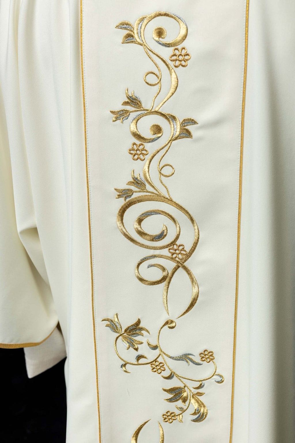 Dalmatyka ecru z haftowanym pasem IHS