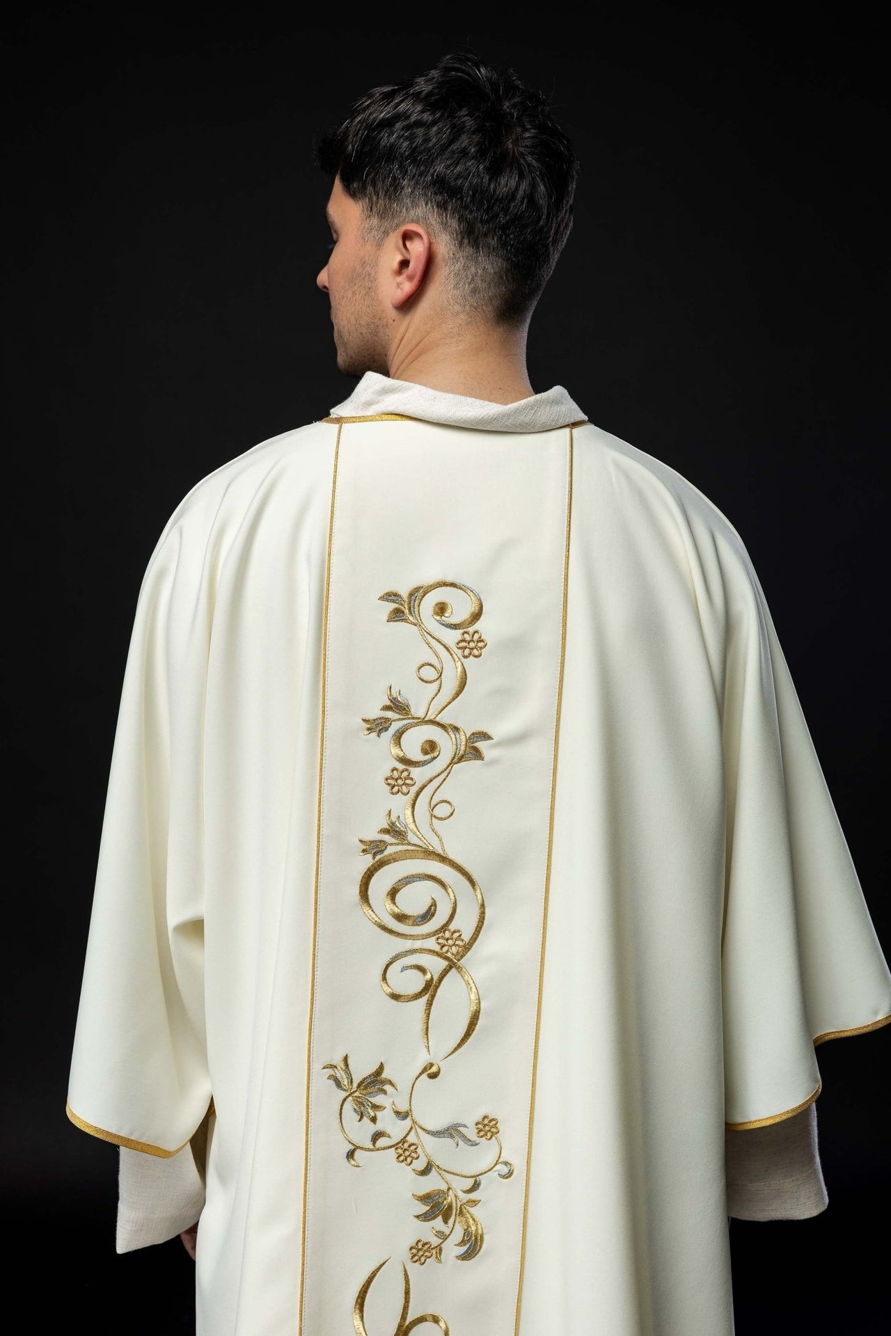 Dalmatyka ecru z haftowanym pasem IHS