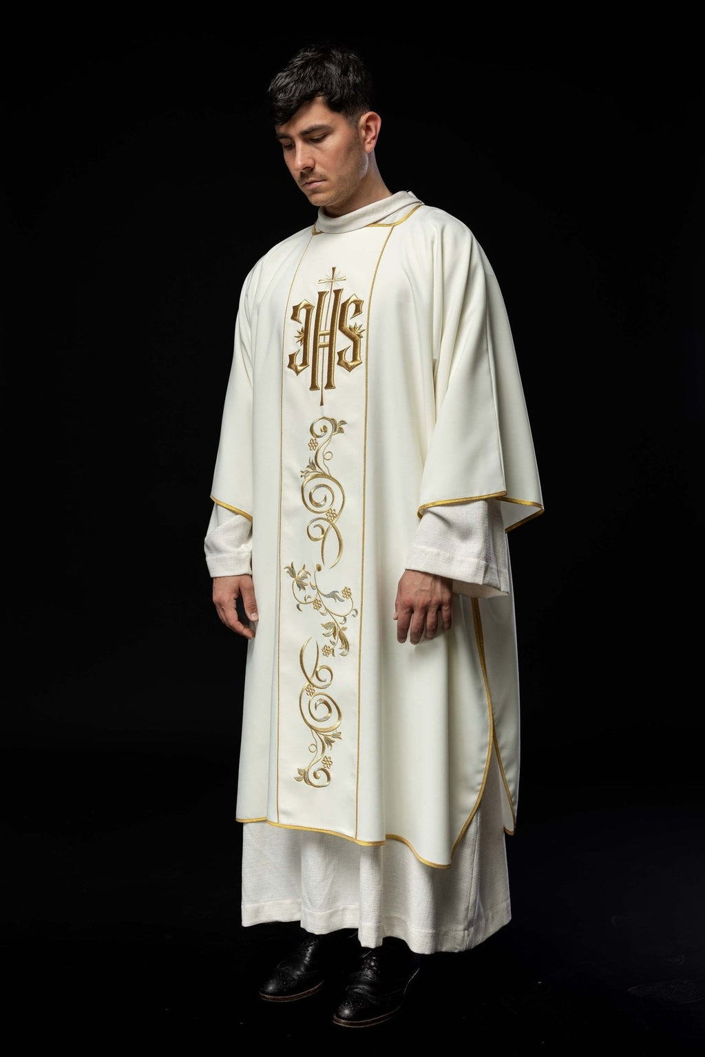 Dalmatyka ecru z haftowanym pasem IHS