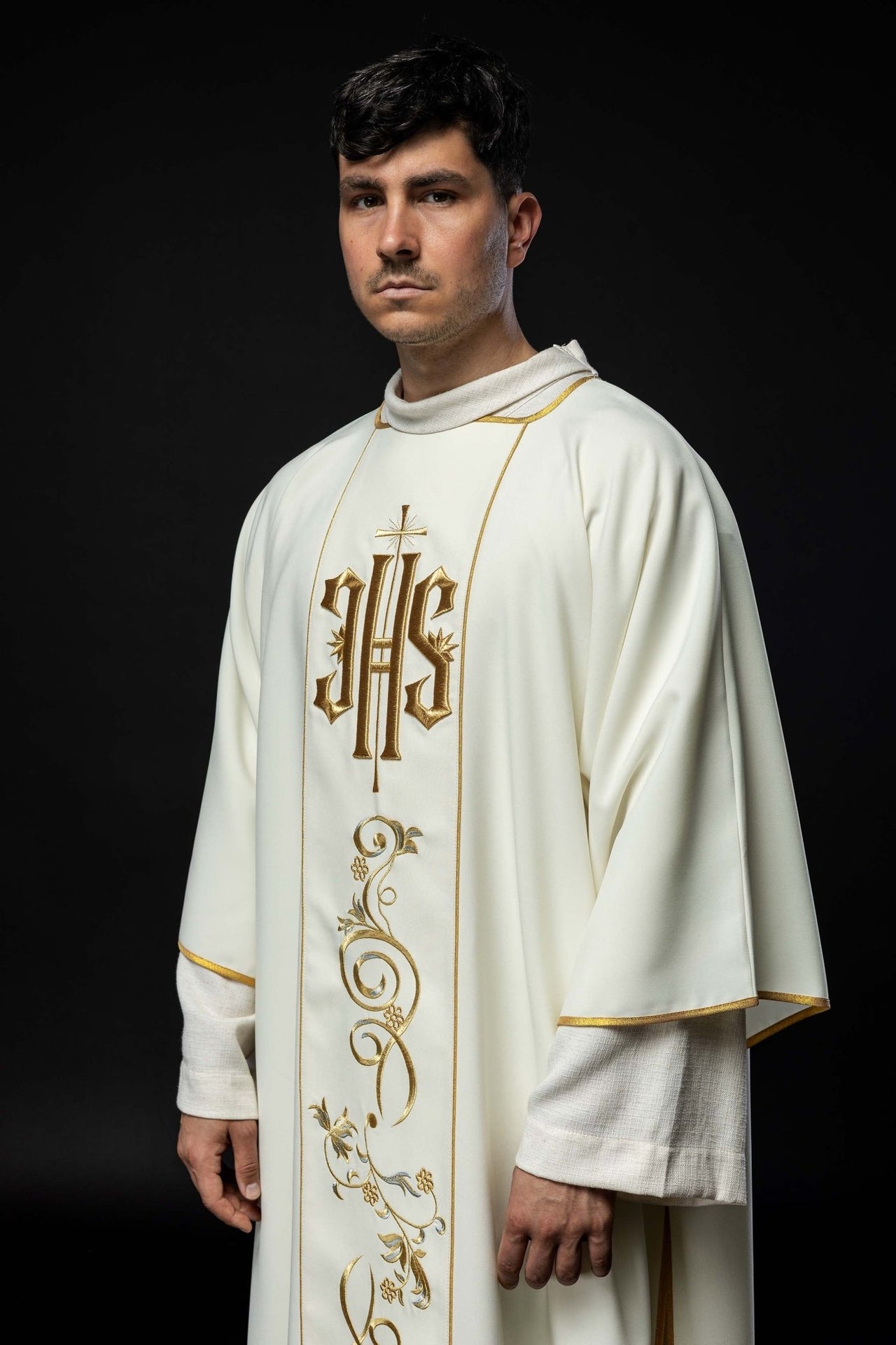 Dalmatyka ecru z haftowanym pasem IHS
