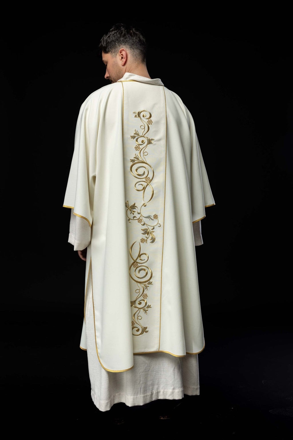 Dalmatyka ecru z haftowanym pasem IHS