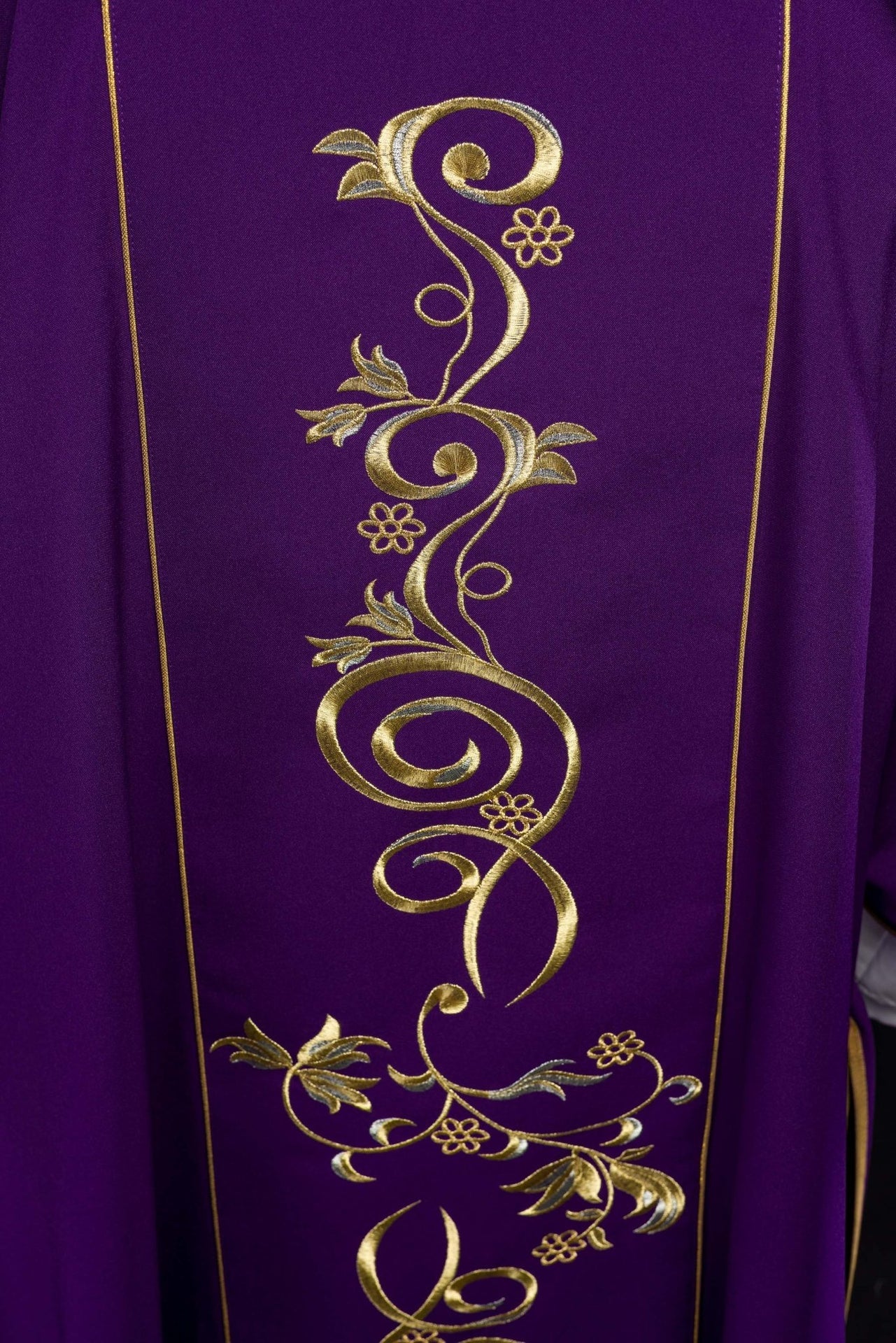 Dalmatyka fioletowa z haftowanym pasem IHS